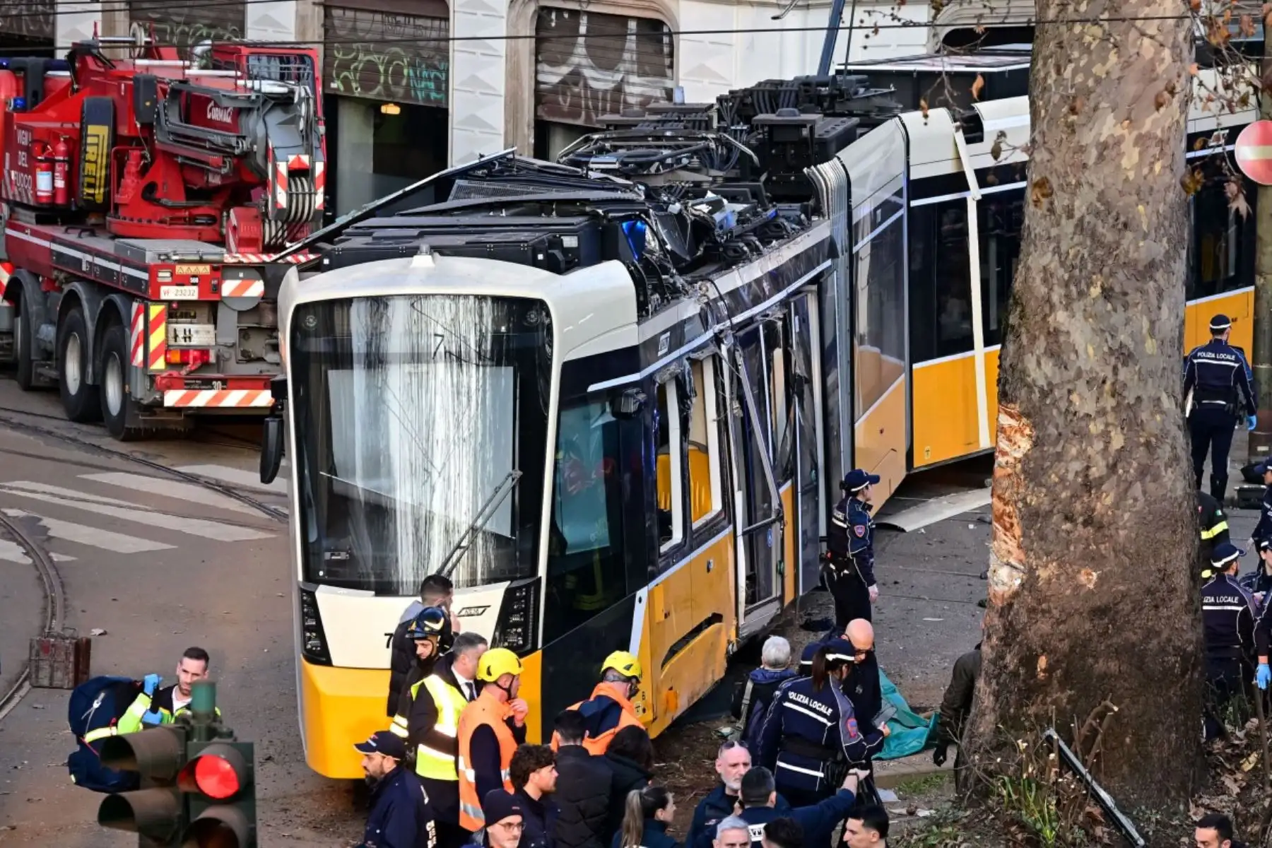 Un tranvía descarriló y se estrelló contra un edificio en Milán el 27 de febrero de 2026, matando a una persona e hiriendo a otras 20, dijo la policía a la AFP. Foto: AFP