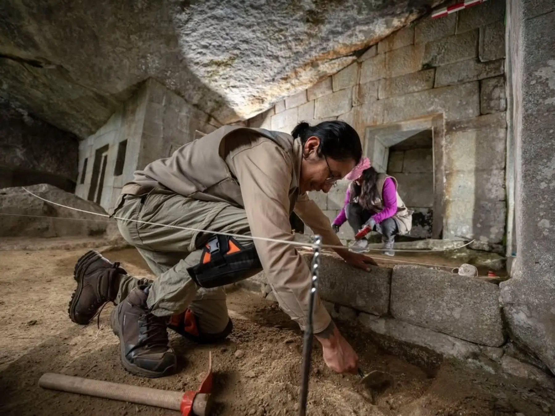 Un equipo de arqueólogos cusqueños concluiría que la Gran Caverna o Templo de la Luna, ubicado en el seno del Huayna Picchu, formidable montaña empinada de la ciudadela Inca de Machu Picchu, fue un cementerio exclusivo para personajes de élite de la cultura Inca. Foto: Arturo Rodríguez