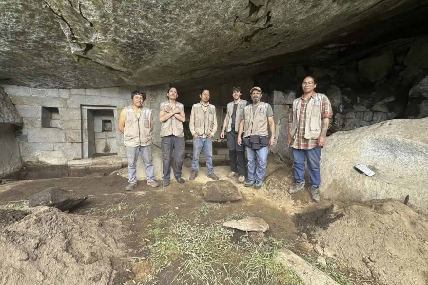 La técnica de endoscopia permitirá introducir una pequeña cámara en espacios reducidos, con el fin de obtener información sin alterar la estructura original del sitio. Foto: Difusión/Arturo Rodríguez