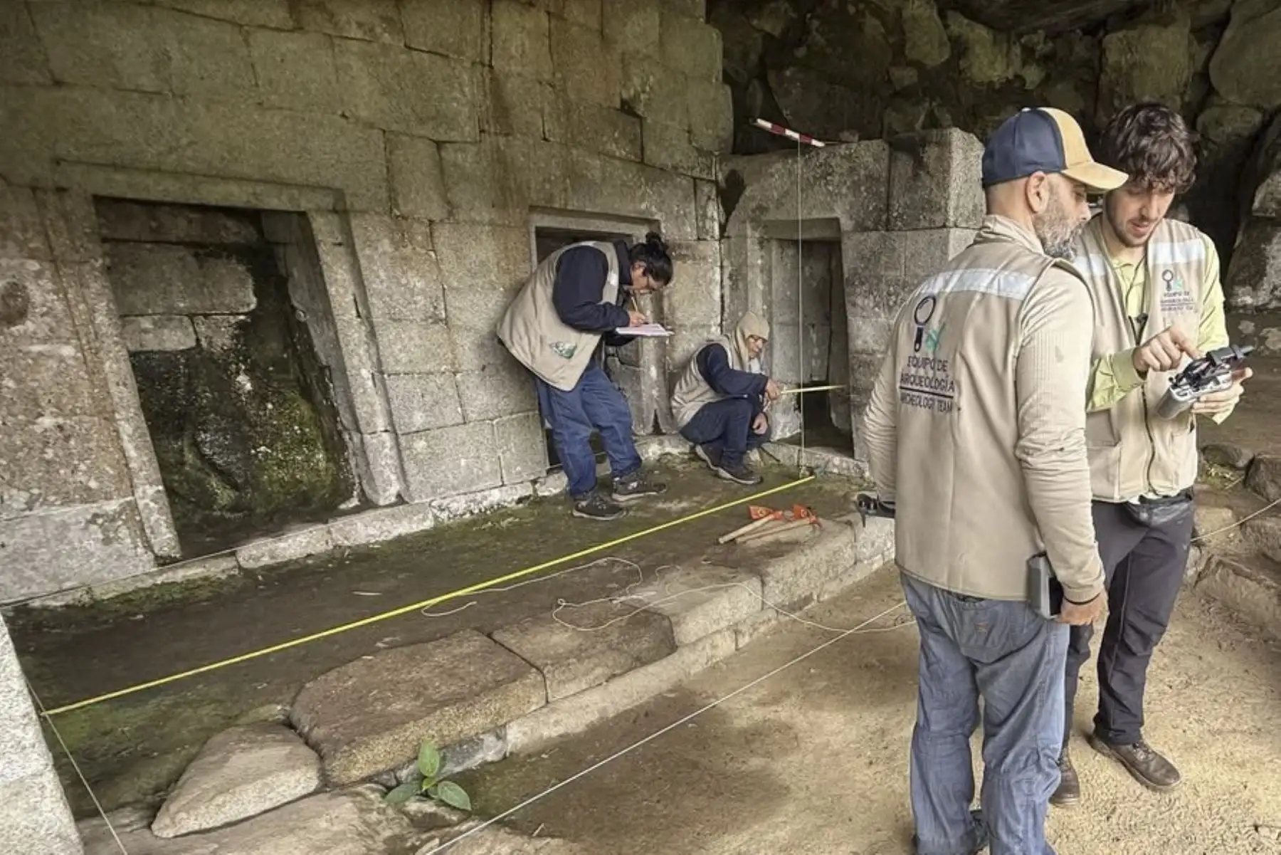 Los arqueólogos ejecutan trabajos en tres fases: reconocimiento superficial, excavaciones controladas y la aplicación de endoscopia para explorar cavidades internas. Foto: Difusión/Arturo Rodríguez