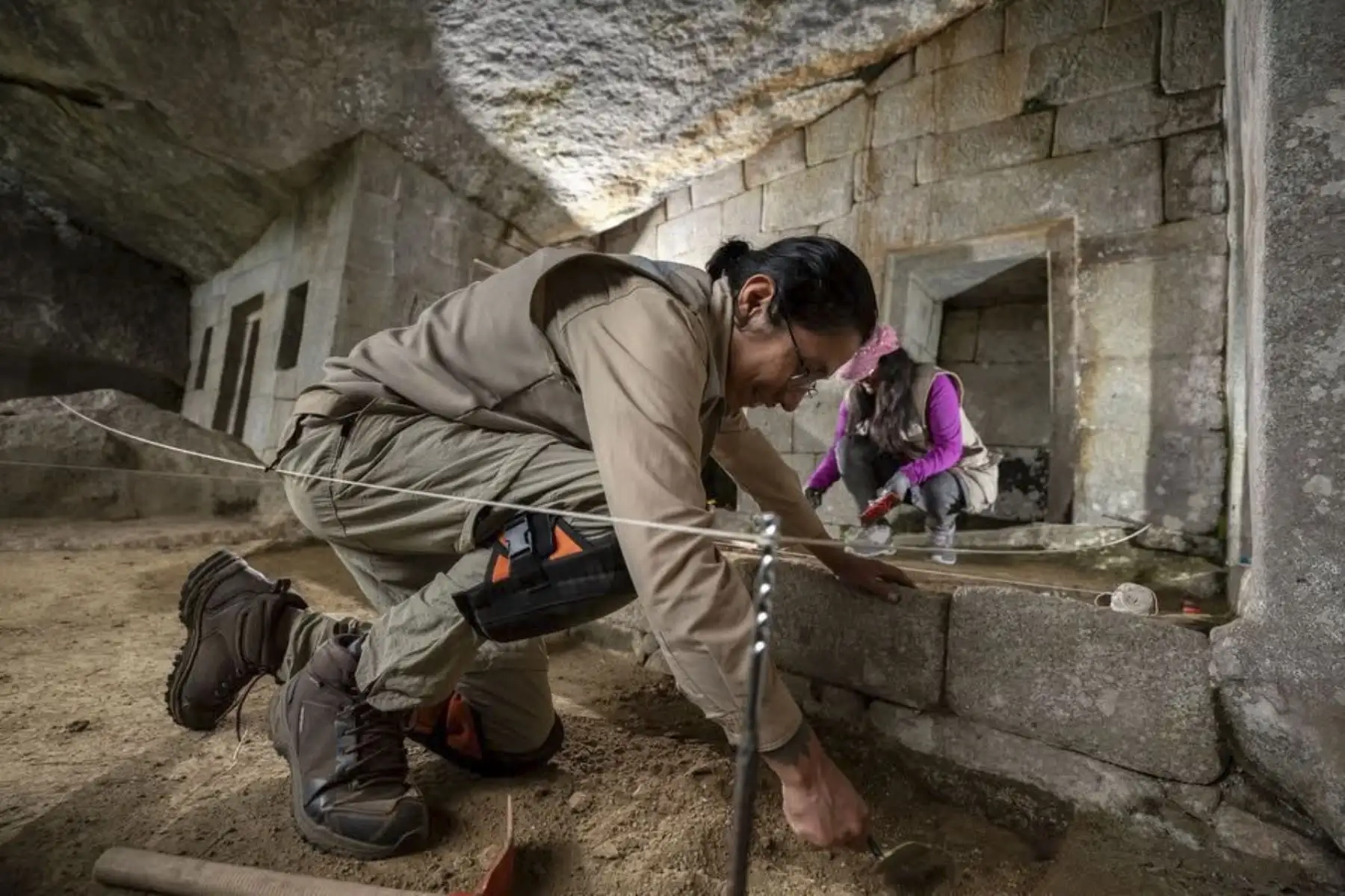 Un equipo de arqueólogos cusqueños investiga el denominado Templo de la Luna, ubicado en el interior del Wayna Picchu, como posible cementerio exclusivo para personajes de élite de la época inca. Foto: Difusión/Arturo Rodríguez
