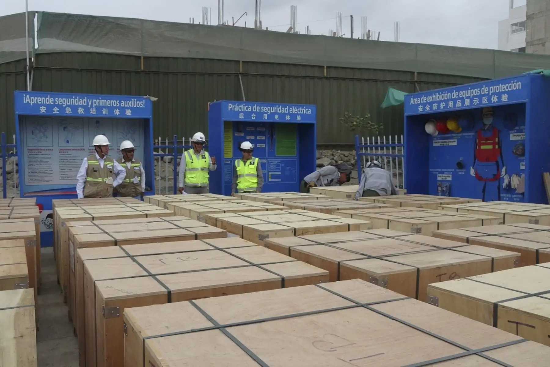 El Hospital “Papa Francisco” de Manchay alcanza un hito clave en su construcción con el inicio de la instalación de su sistema antisísmico. Esta etapa comprende la colocación de 96 aisladores sísmicos que permitirán que el establecimiento de salud se mantenga operativo incluso frente a un terremoto. Foto: ANDINA/Difusión