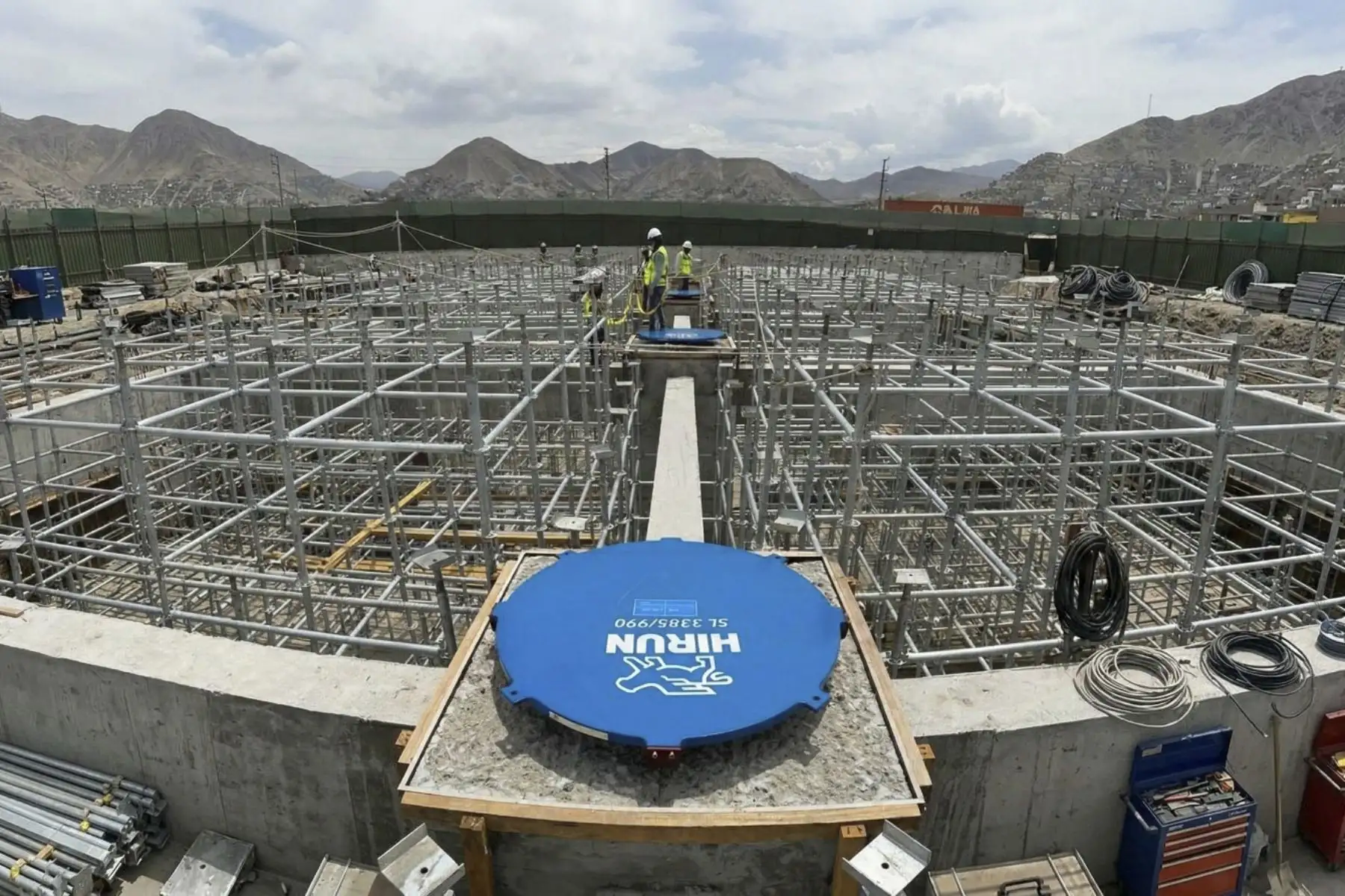 El Hospital “Papa Francisco” de Manchay alcanza un hito clave en su construcción con el inicio de la instalación de su sistema antisísmico. Esta etapa comprende la colocación de 96 aisladores sísmicos que permitirán que el establecimiento de salud se mantenga operativo incluso frente a un terremoto. Foto: ANDINA/Difusión