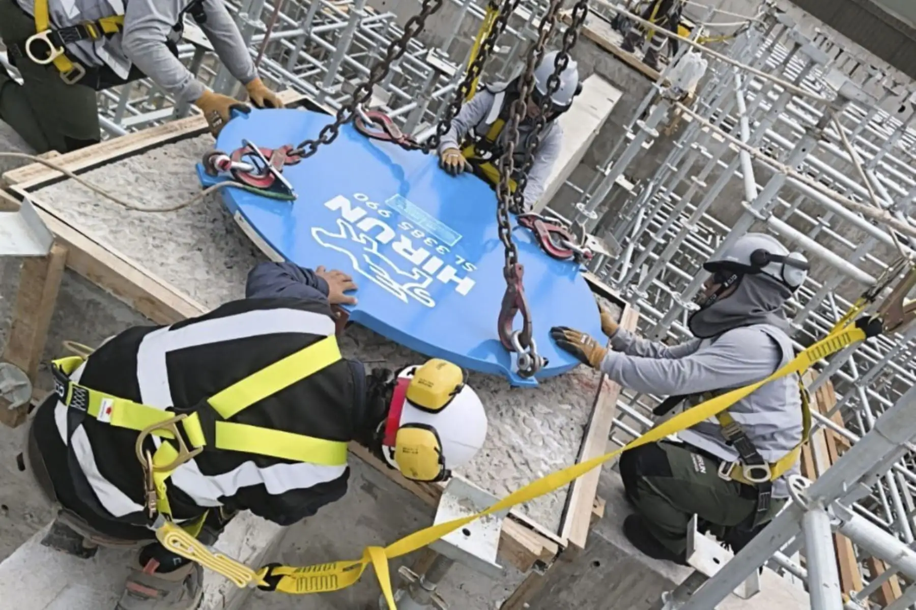 Estos dispositivos se ubican en la base de la estructura y actúan reduciendo la fuerza del movimiento sísmico antes de que se transmita al edificio. De esta manera, protegen la infraestructura, el equipamiento médico y, principalmente, la vida de pacientes y personal de salud. Gracias a esta tecnología, el hospital podrá seguir atendiendo emergencias en los momentos críticos. Foto: ANDINA/Difusión