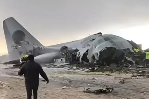 Imagen que circula en redes sociales muestra los restos del avión siniestrado en El Alto, Bolivia. Foto: Internet/Medios