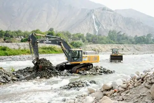 Maquinaria pesada de la ANA realiza labores de limpieza en puntos críticos de la cuenca del Rímac. Foto: ANA/Difusión.