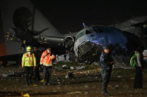Imágenes del avión Antonov siniestrado en el aeropuerto de El Alto, Bolivia. Foto: AFP