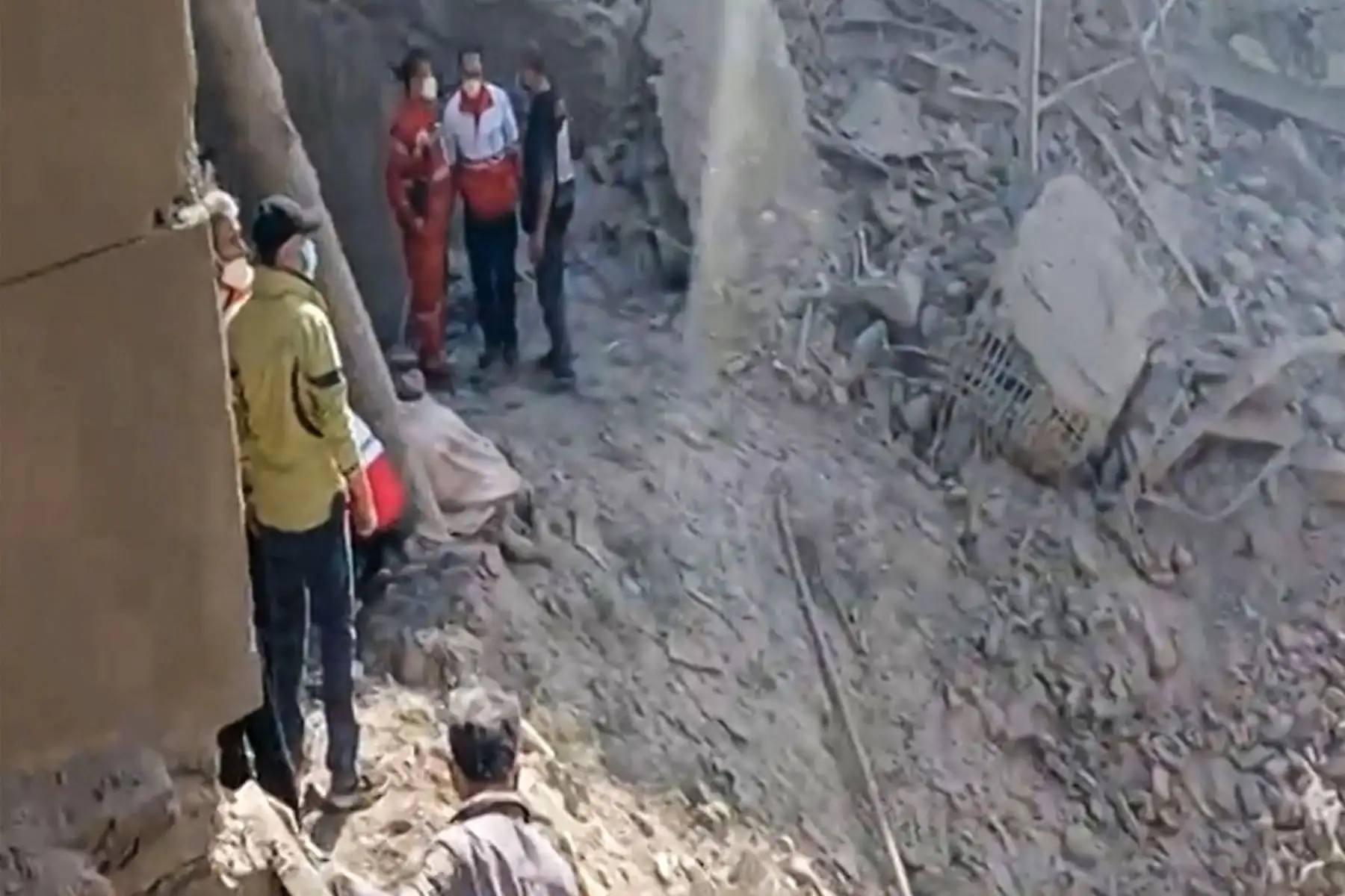 Este fotograma de video, tomado de imágenes UGC publicadas en redes sociales el 28 de febrero de 2026 y verificadas por equipos de AFPTV en París, muestra a personas inspeccionando los daños en un lugar impactado tras los ataques de Estados Unidos e Israel contra Teherán. Foto: AFP