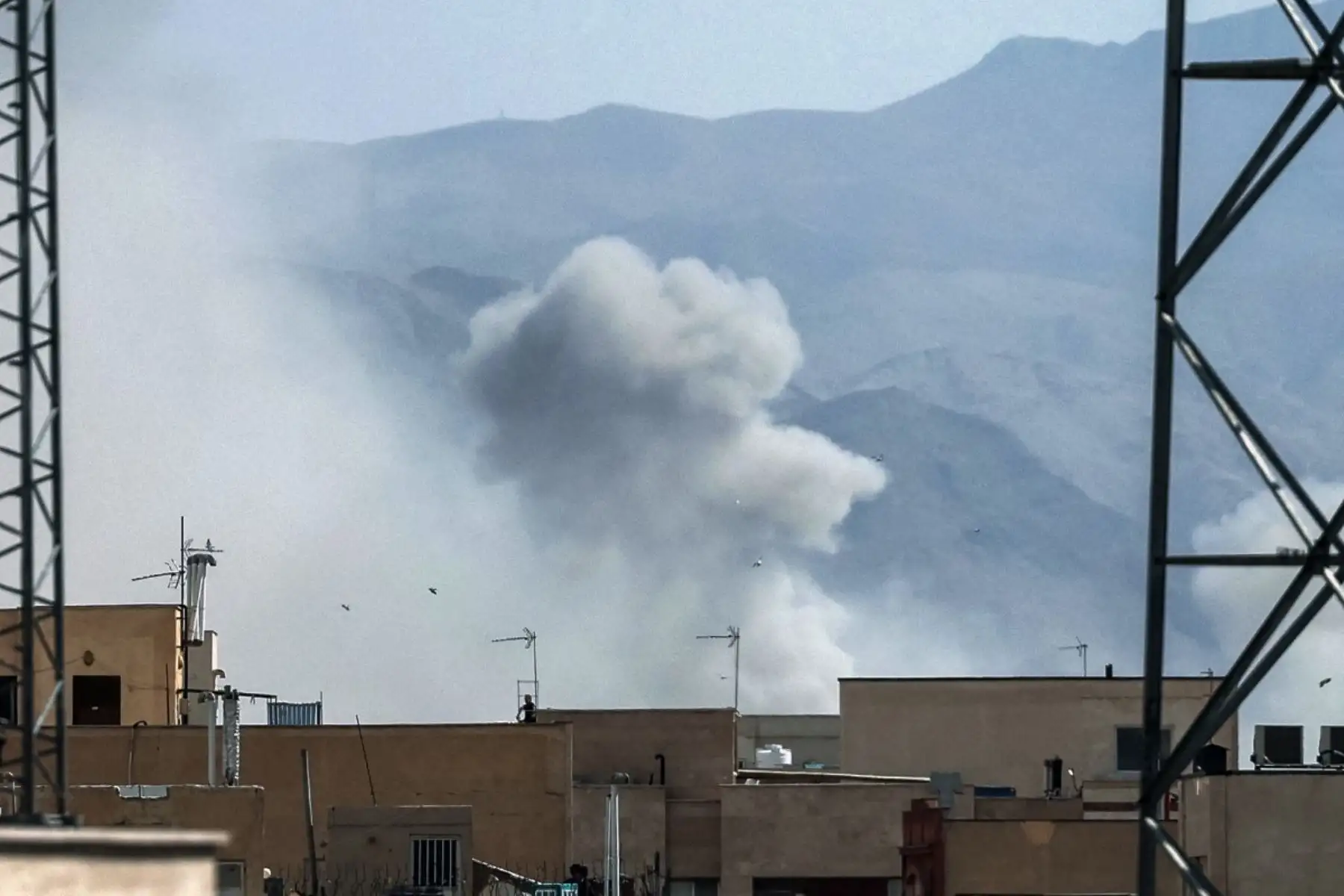 Una columna de humo se eleva tras una explosión reportada en Teherán el 28 de febrero de 2026. Foto: AFP