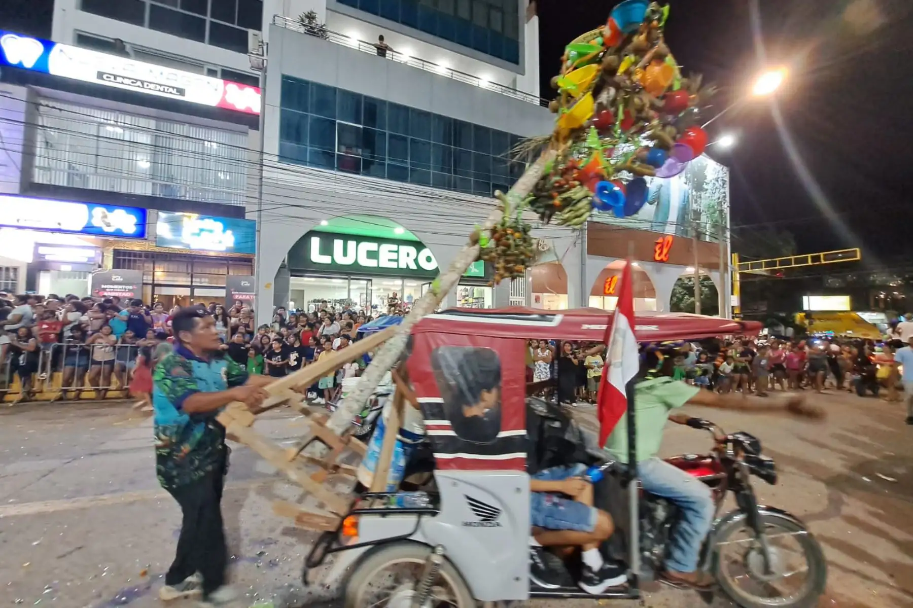 Las principales calles de Pucallpa se vistieron con motivos y colores propios de esa parte de la amazonia peruana. Foto: ANDINA/Fidel Gutiérrez