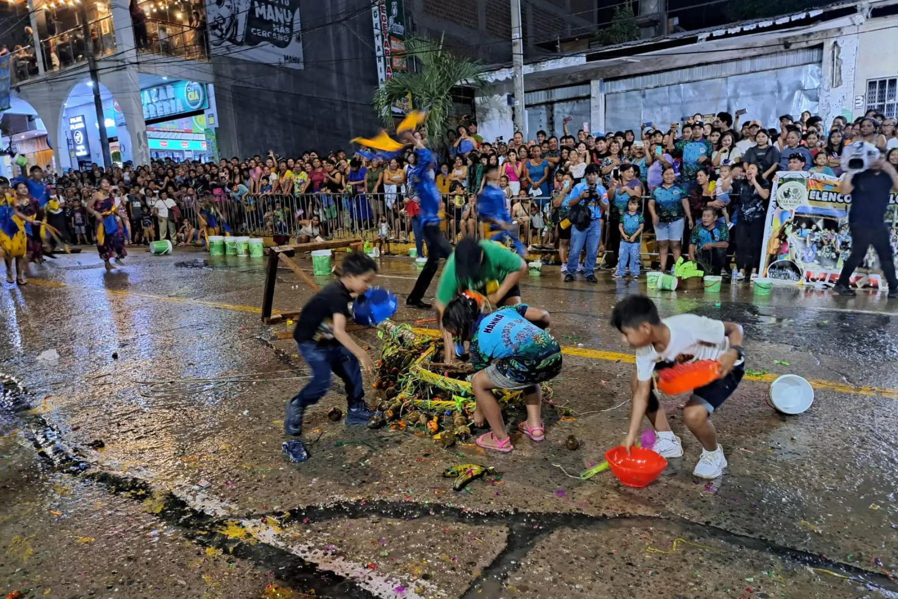 Las principales calles de Pucallpa se vistieron con motivos y colores propios de esa parte de la amazonia peruana. Foto: ANDINA/Fidel Gutiérrez
