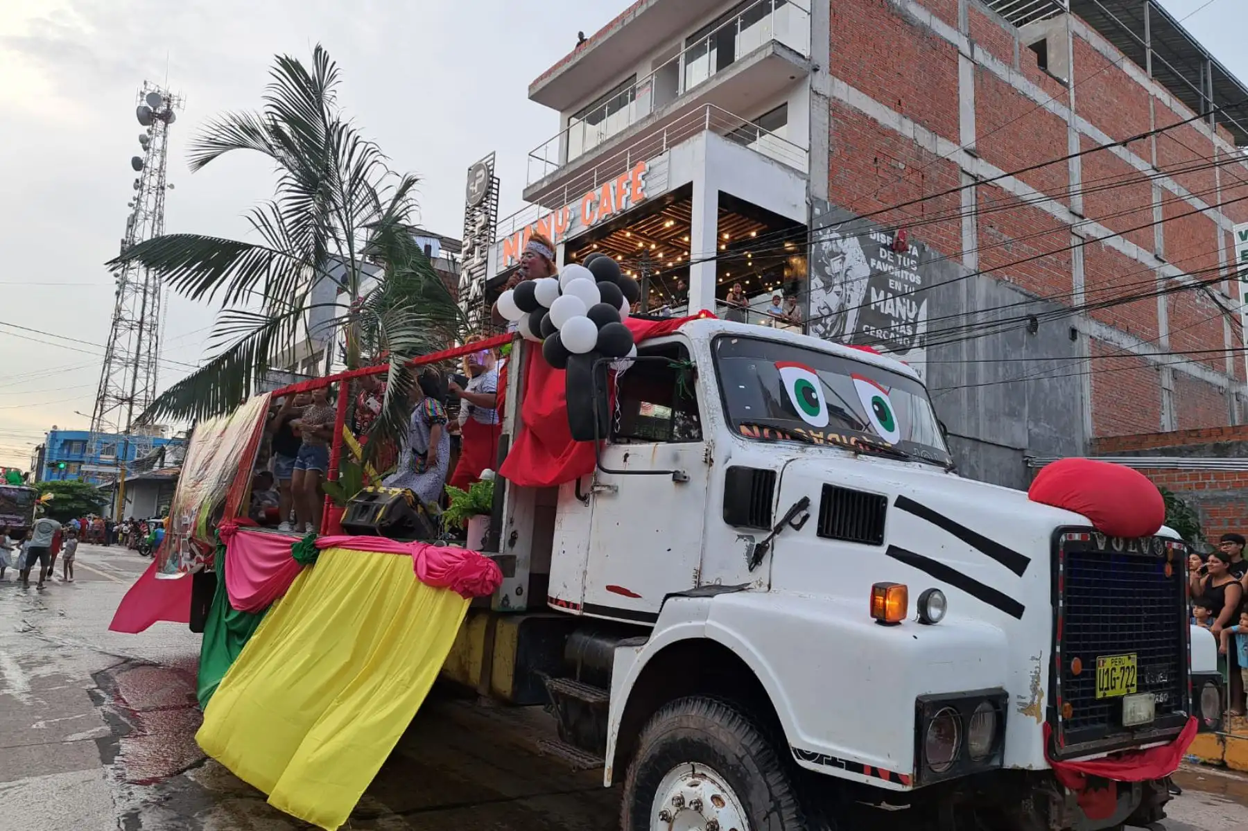 Las principales calles de Pucallpa se vistieron con motivos y colores propios de esa parte de la amazonia peruana. Foto: ANDINA/Fidel Gutiérrez
