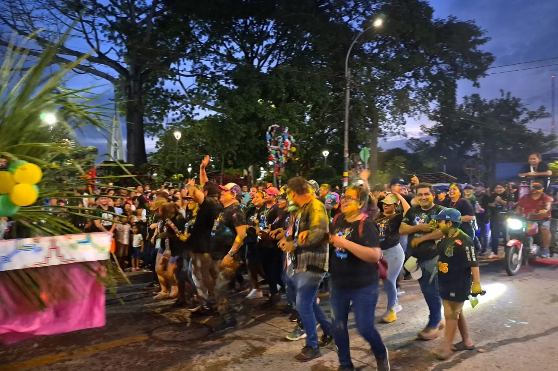 Las principales calles de Pucallpa se vistieron con motivos y colores propios de esa parte de la amazonia peruana. Foto: ANDINA/Fidel Gutiérrez