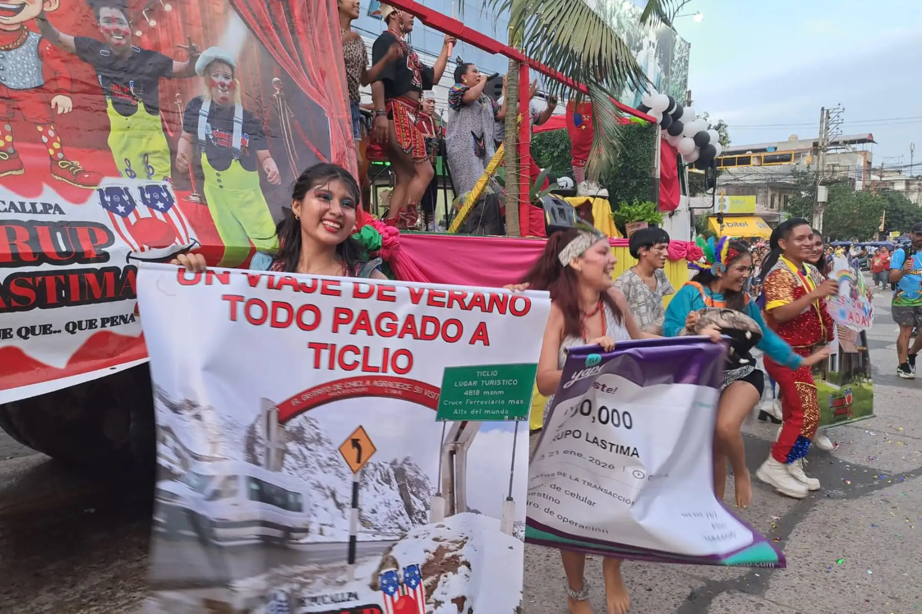 Las principales calles de Pucallpa se vistieron con motivos y colores propios de esa parte de la amazonia peruana. Foto: ANDINA/Fidel Gutiérrez