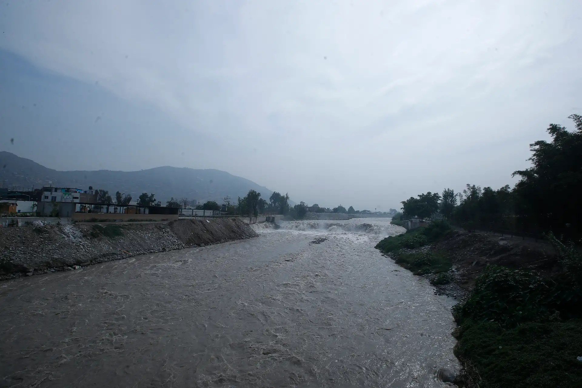 Crece el caudal del río Rímac, a la altura del puente Huachipa.
Foto: ANDINA/ Eddy Ramos