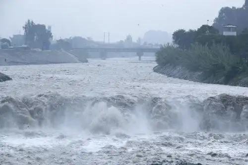 Crece el caudal del río Rimac, a la altura  del puente Huachipa