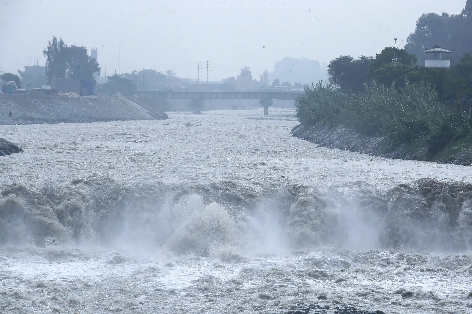 Crece el caudal del río Rímac, a la altura del puente Huachipa.
Foto: ANDINA/ Eddy Ramos