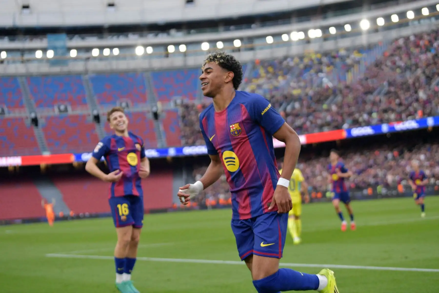 El delantero español del Barcelona, ​​Lamine Yamal, celebra su segundo gol durante el partido de la liga española entre el FC Barcelona y el Villarreal CF. Foto: ANDINA/AFP