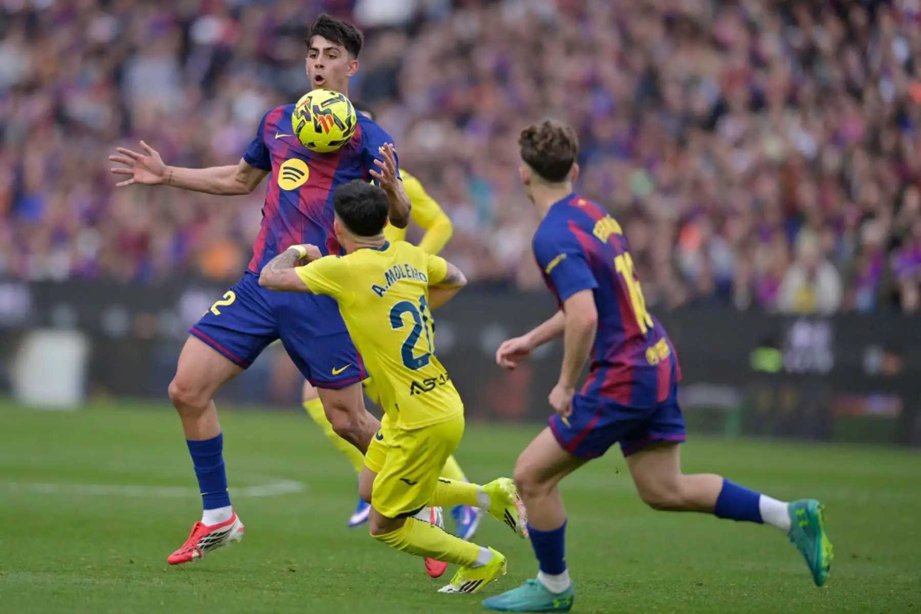 El centrocampista español del Barcelona Marc Bernal y el delantero español del Villarreal Alberto Moleiro luchan por el balón durante el partido de fútbol de la liga española entre el FC Barcelona y el Villarreal CF. Foto: ANDINA/AFP