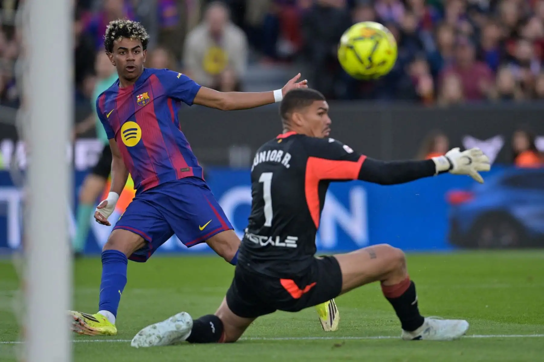 El delantero español del Barcelona, ​​Lamine Yamal, marca su tercer gol durante el partido de la liga española entre el FC Barcelona y el Villarreal CF. Foto: ANDINA/AFP