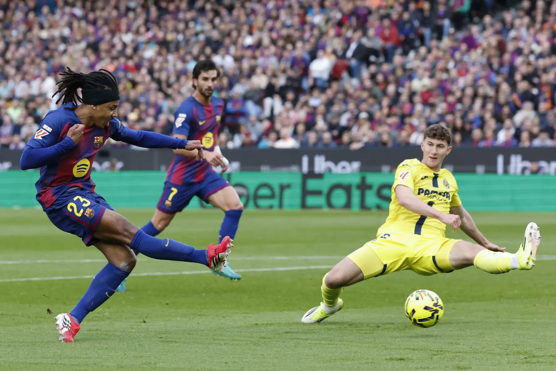 El defensa del Barcelona Jules Koundé, y el defensa del Villarreal Pau Navarro, durante el partido de la jornada 26 de LaLiga entre el Barcelona y el Villarreal. Foto: ANDINA/EFE