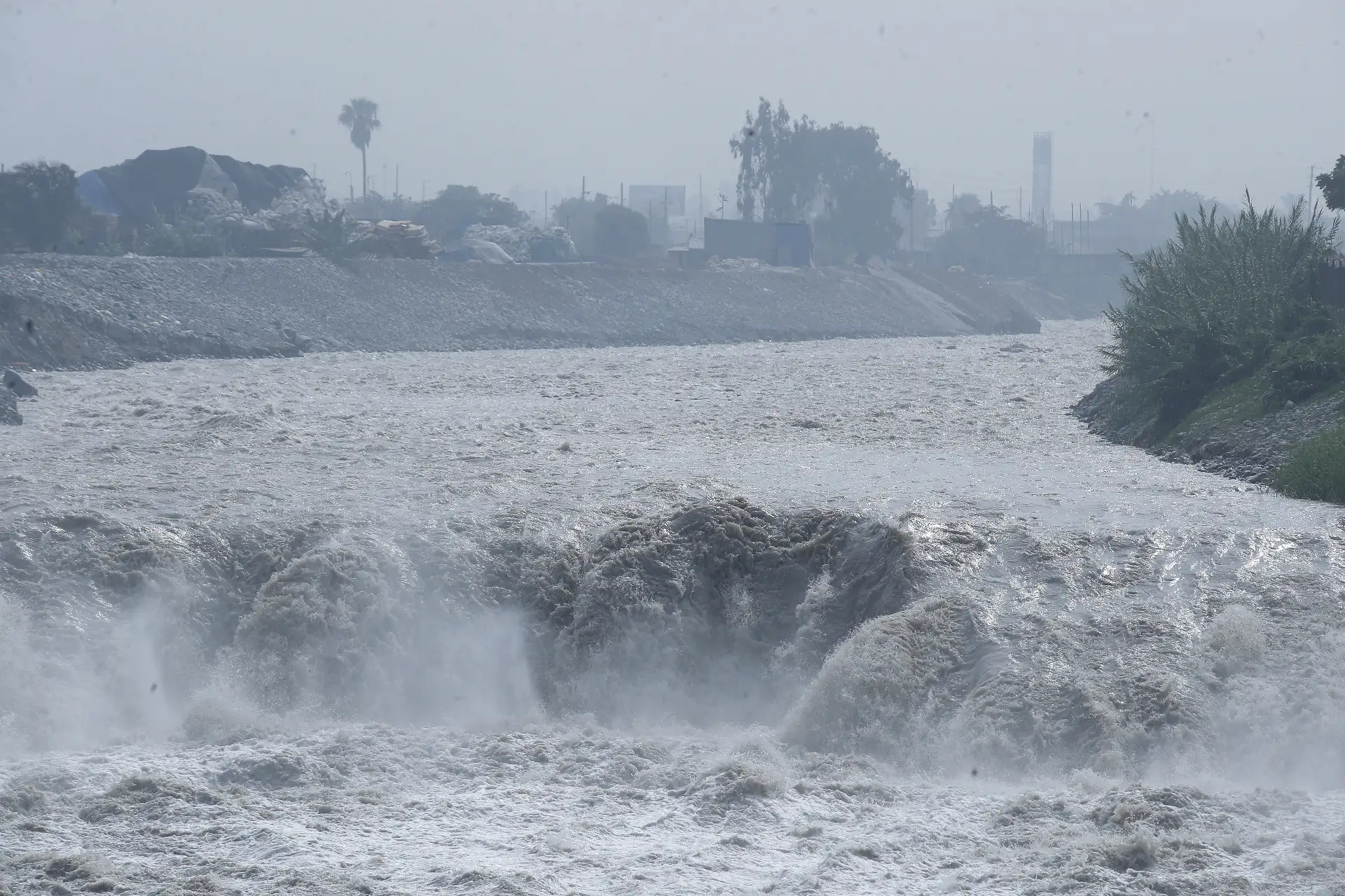 Crece el caudal del río Rímac, a la altura del puente Huachipa.
Foto: ANDINA/ Eddy Ramos