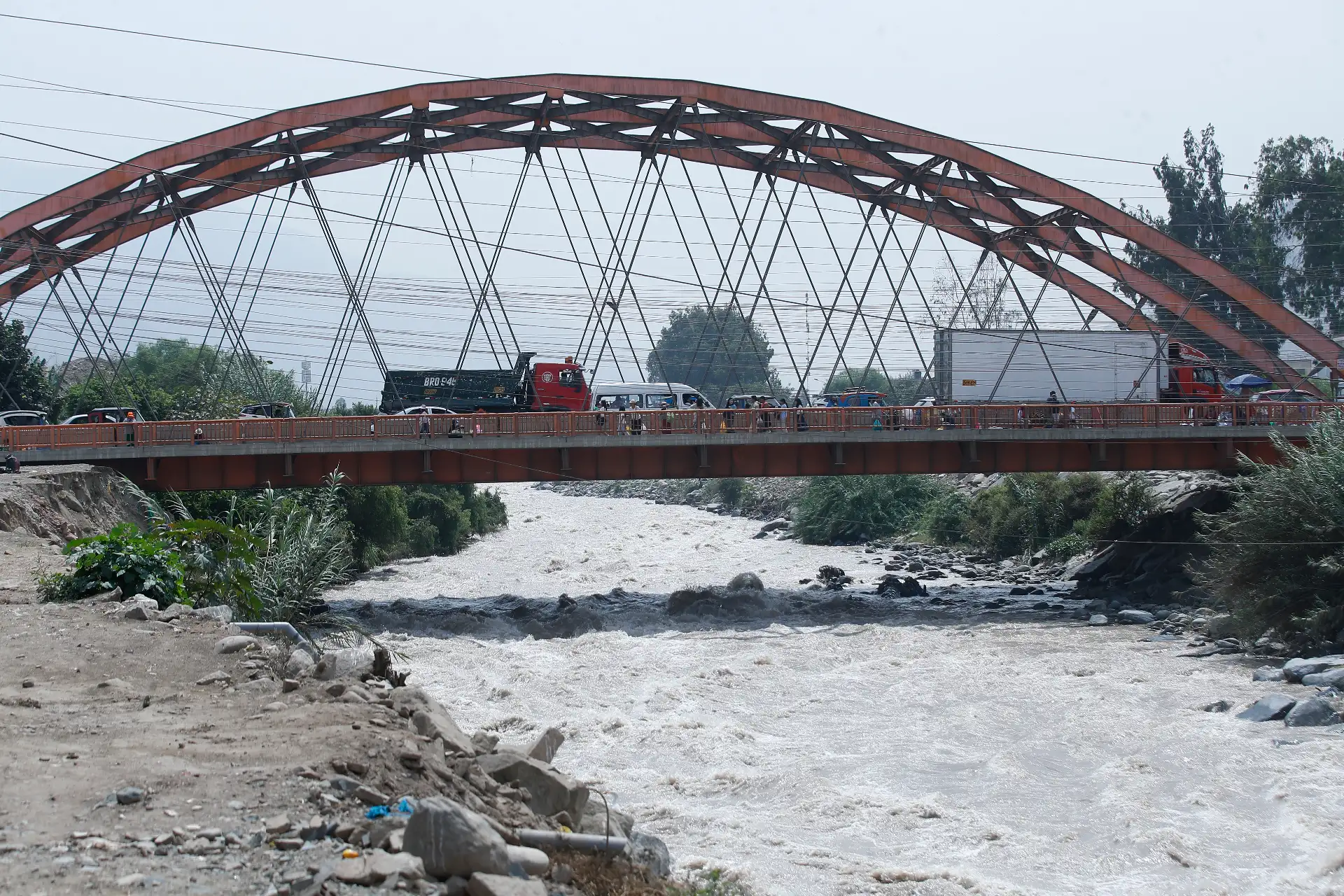 Pobladores de la ribera del río Rimac a la altura del puente Ñaña - Chosica, se mantienen alerta ante la crecida moderada del caudal del río Rímac.
Foto: ANDINA/Eddy Ramos
