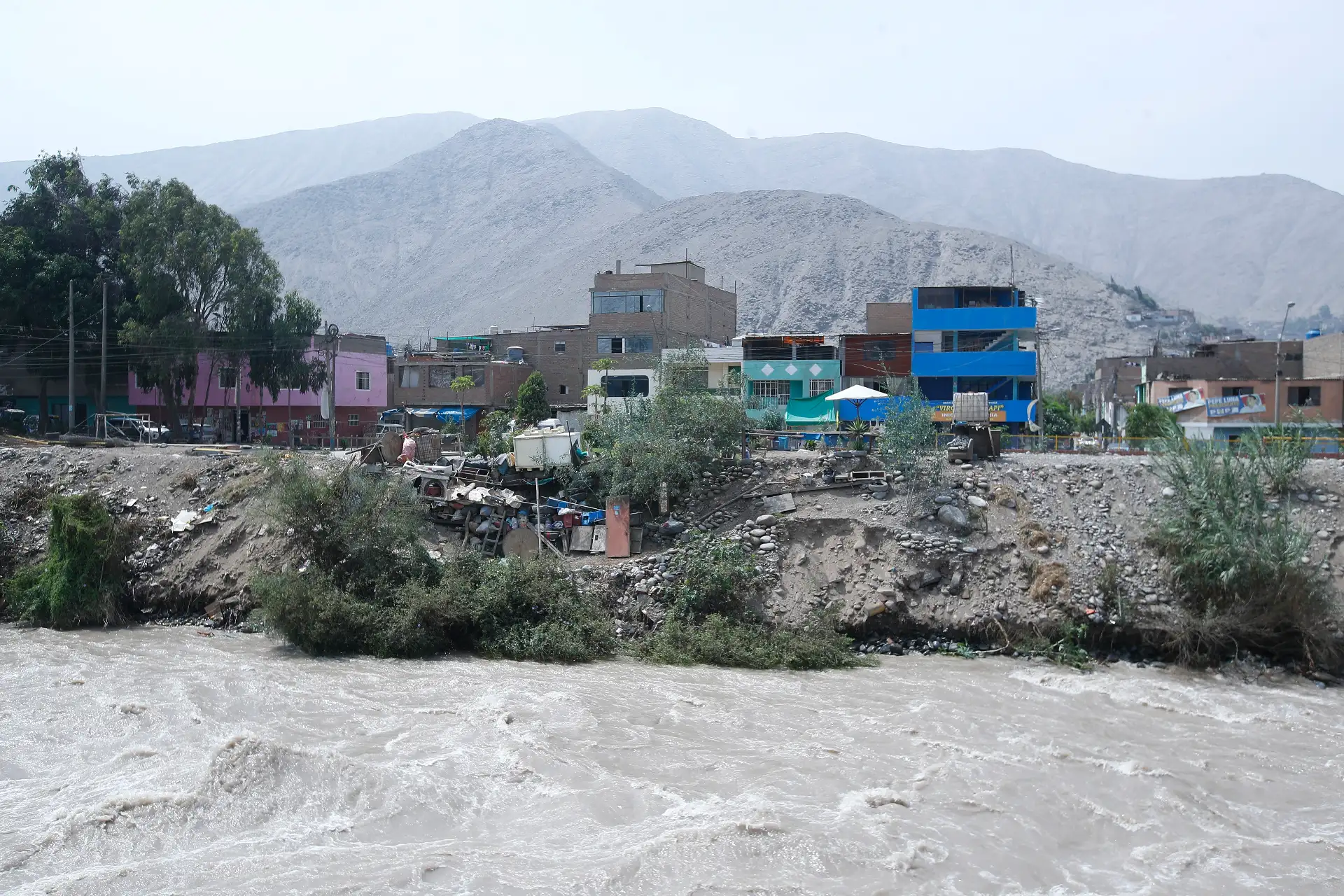 Pobladores de la ribera del río Rímac a la altura del puente Ñaña - Chosica, se mantienen alerta ante la crecida moderada del caudal del río Rímac.
Foto: ANDINA/Eddy Ramos
