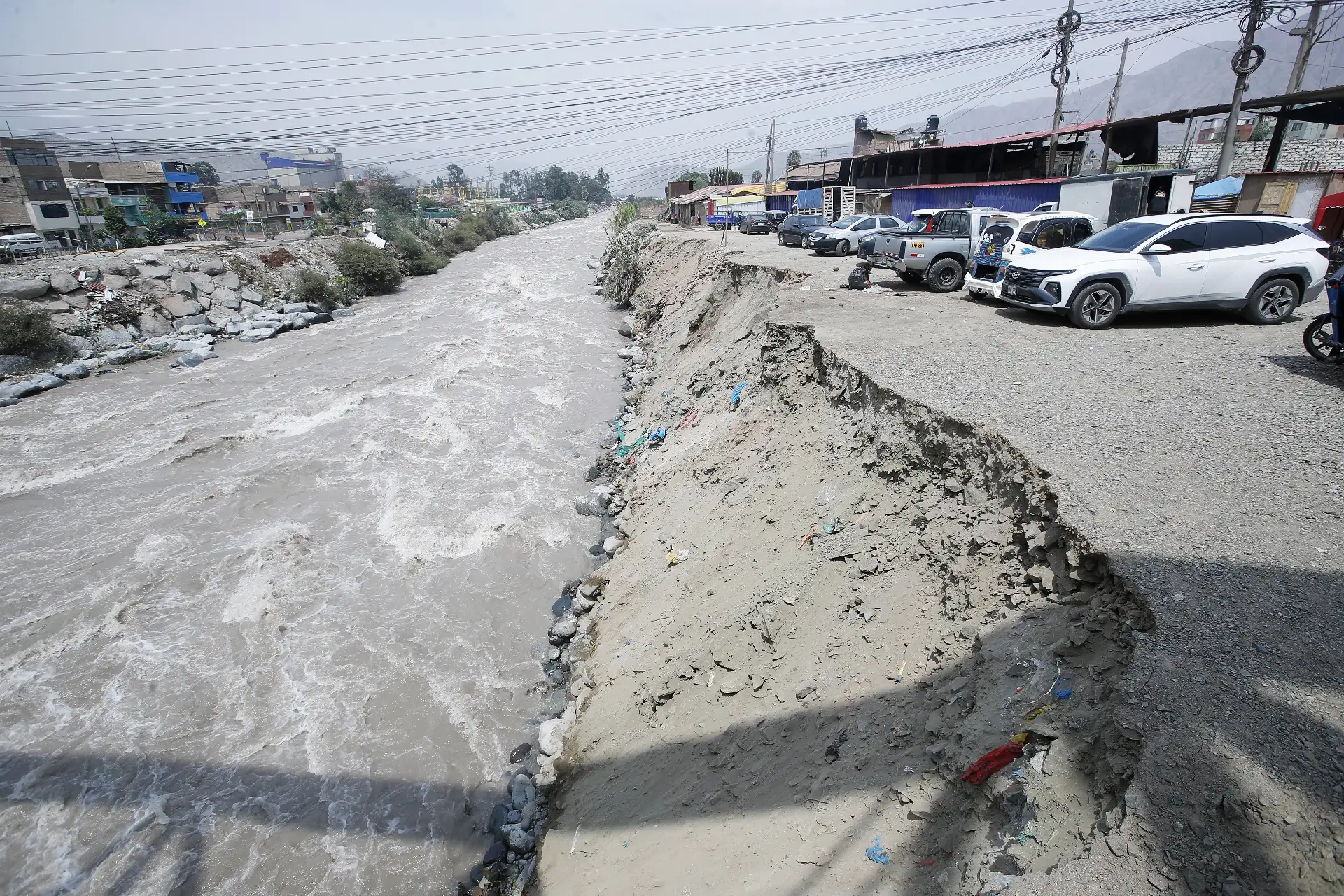 Pobladores de la ribera del río Rímac a la altura del puente Ñaña - Chosica, se mantienen alerta ante la crecida moderada del caudal del río Rímac.
Foto: ANDINA/Eddy Ramos
