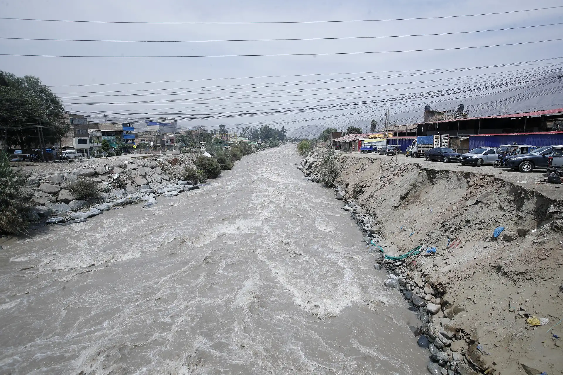 Pobladores de la ribera del río Rímac a la altura del puente Ñaña - Chosica, se mantienen alerta ante la crecida moderada del caudal del río Rímac.
Foto: ANDINA/Eddy Ramos