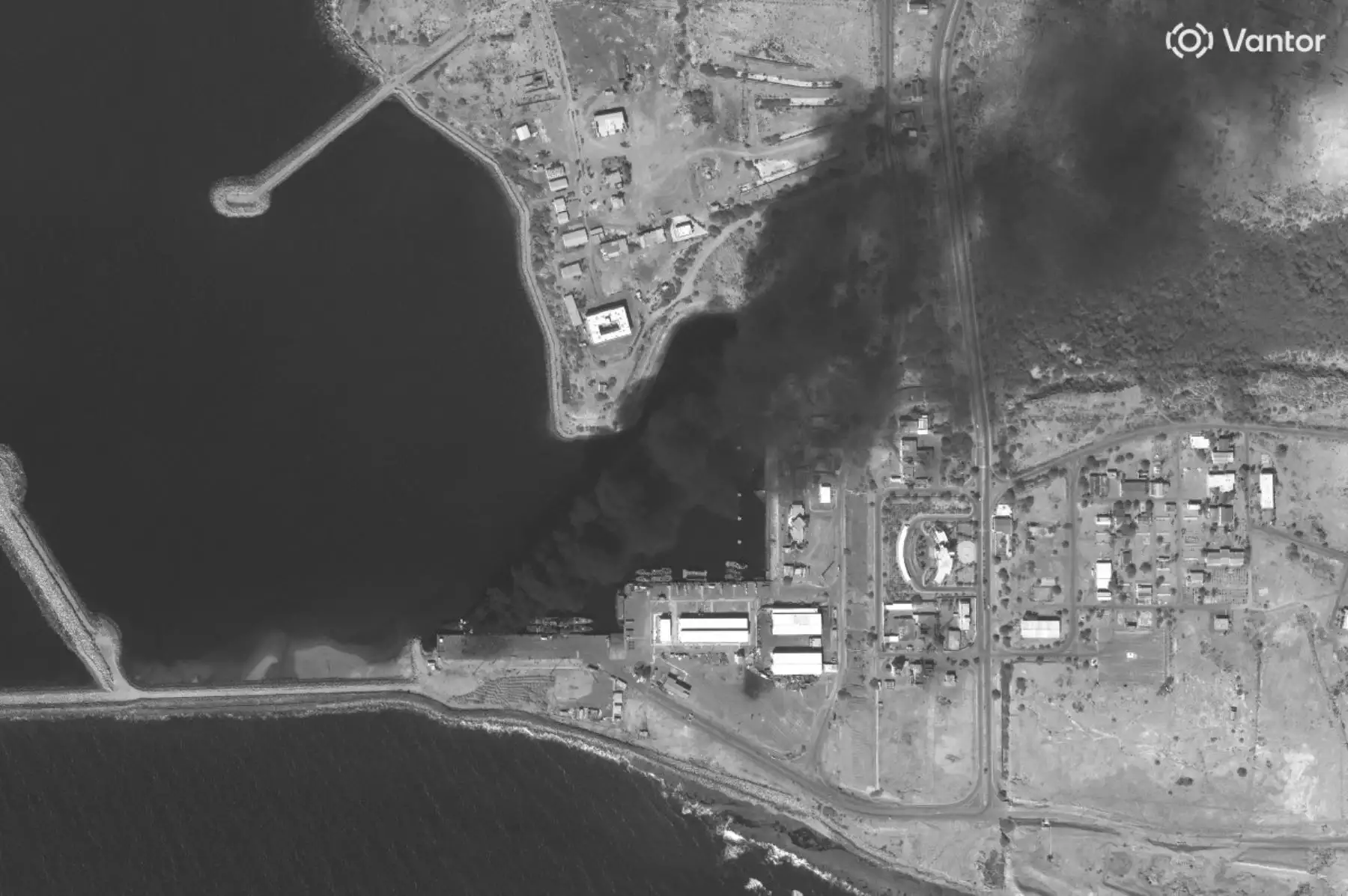 Esta imagen satelital, cortesía de Vantor, tomada y publicada, muestra columnas de humo saliendo de una base naval en Konarak, en el sur de Irán. Estados Unidos e Israel lanzaron un ataque de escala sin precedentes contra Irán, que según se informa causó la muerte de más de 200 personas. Foto: ANDINA/ AFP