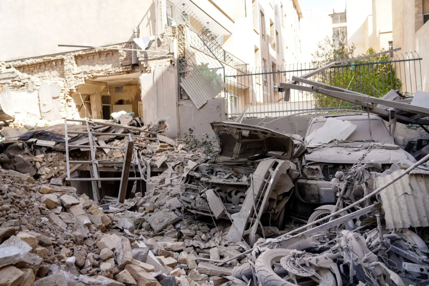 Esta imagen, obtenida de la agencia de noticias iraní ISNA, muestra los escombros que cubren un vehículo destruido tras un ataque contra un barrio de Teherán, la capital iraní. Estados Unidos e Israel lanzaron ataques contra Irán. Foto: ANDINA/AFP