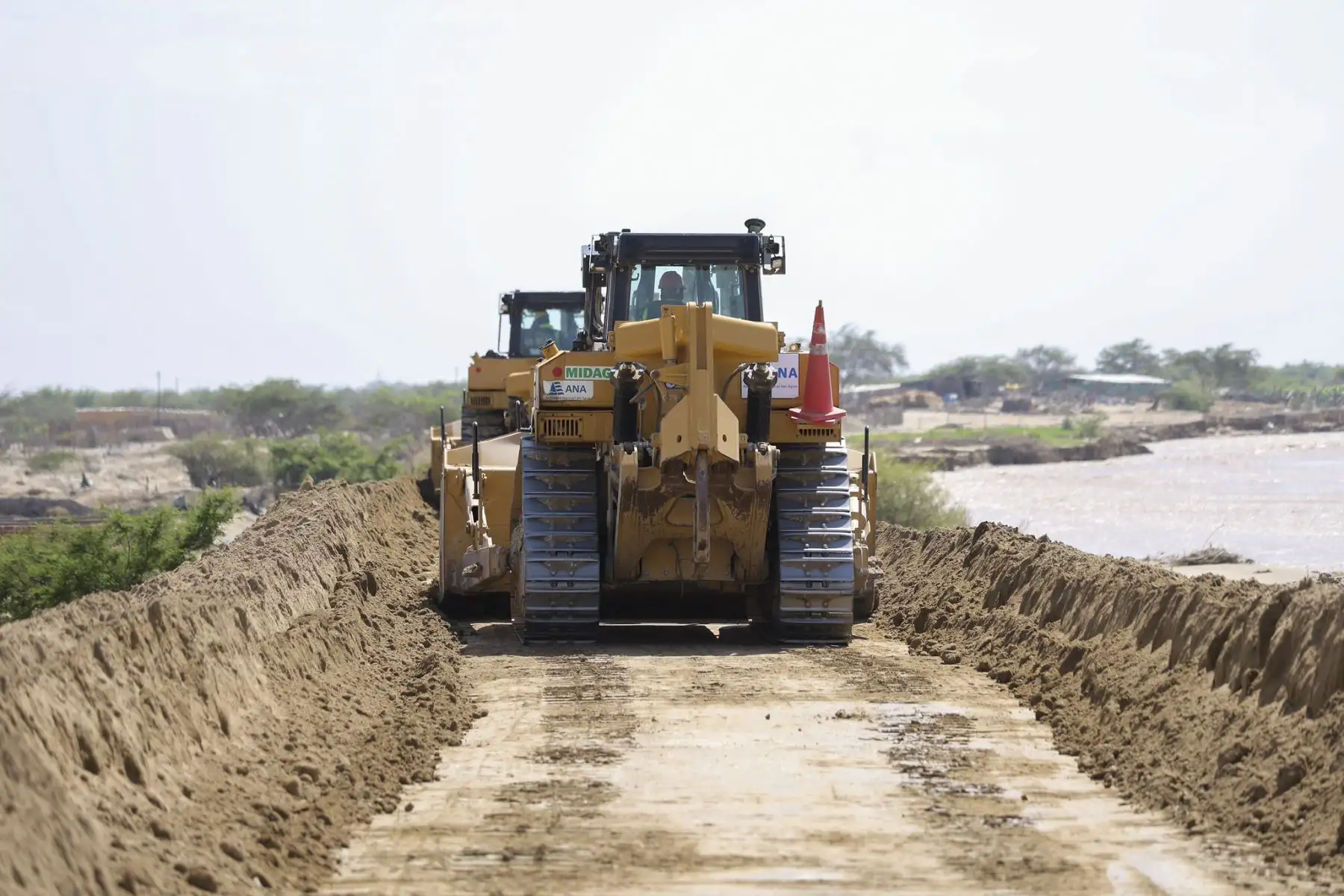 La premier Denisse Miralles se encuentra en Lambayeque liderando la inspección de los trabajos de mantenimiento en el río Motupe-La Leche, específicamente en el centro poblado La Colorada de Mórrope. Foto: PCM