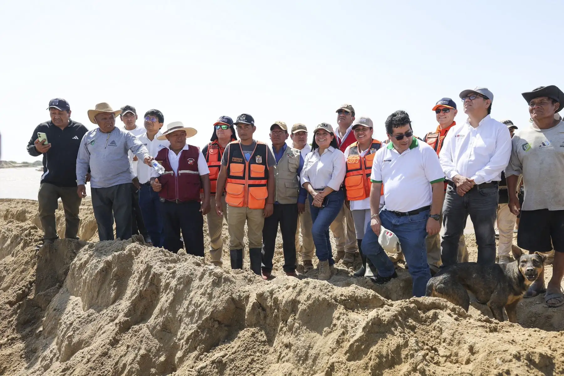 La premier Denisse Miralles se encuentra en Lambayeque liderando la inspección de los trabajos de mantenimiento en el río Motupe-La Leche, específicamente en el centro poblado La Colorada de Mórrope. Foto: PCM