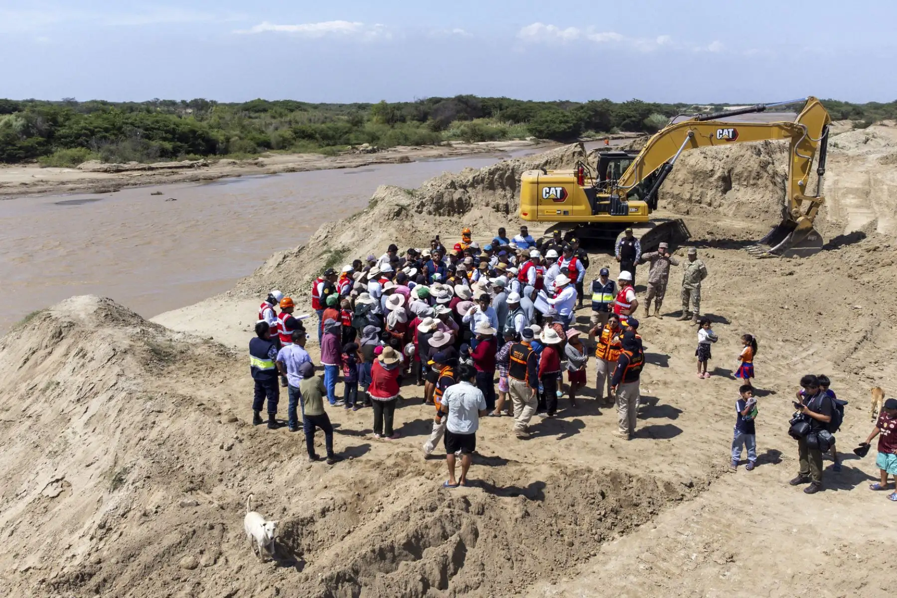 La premier Denisse Miralles se encuentra en Lambayeque liderando la inspección de los trabajos de mantenimiento en el río Motupe-La Leche, específicamente en el centro poblado La Colorada de Mórrope. Foto: PCM