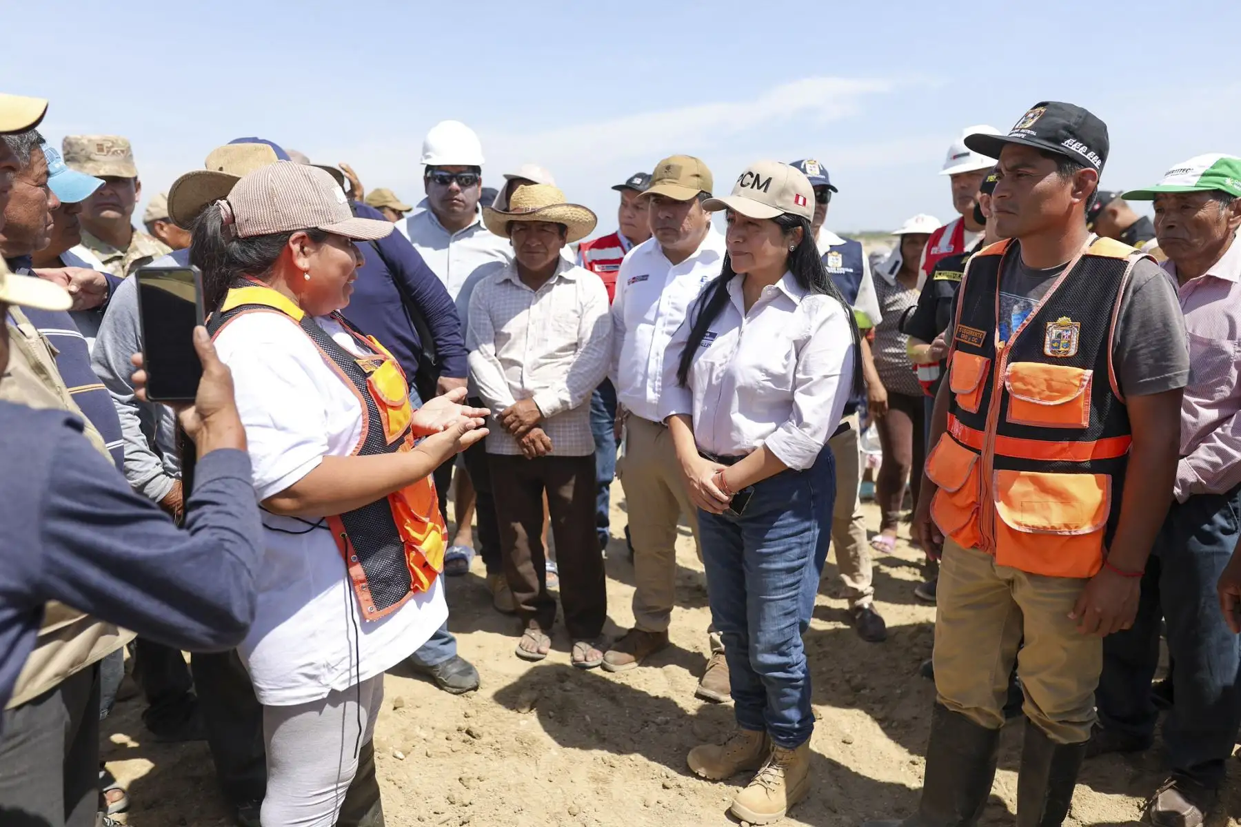La premier Denisse Miralles se encuentra en Lambayeque liderando la inspección de los trabajos de mantenimiento en el río Motupe-La Leche, específicamente en el centro poblado La Colorada de Mórrope. Foto: PCM