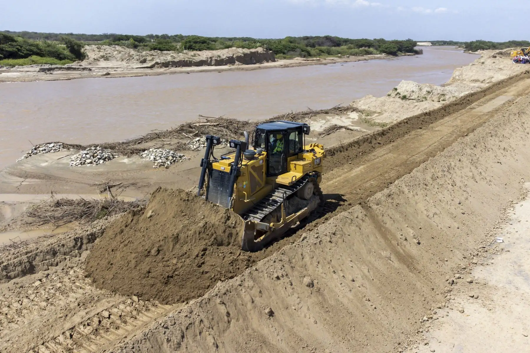 La premier Denisse Miralles se encuentra en Lambayeque liderando la inspección de los trabajos de mantenimiento en el río Motupe-La Leche, específicamente en el centro poblado La Colorada de Mórrope. Foto: PCM