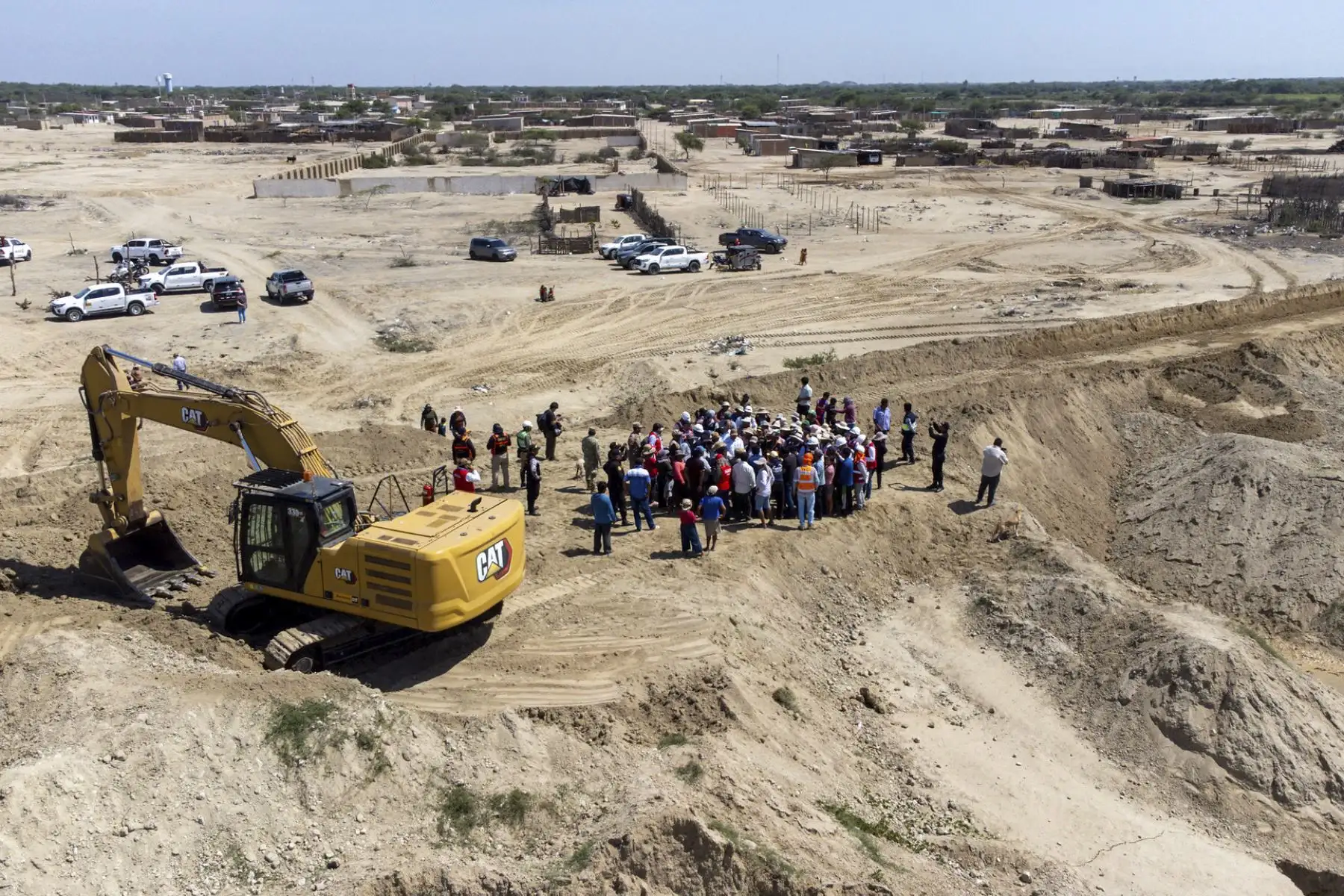 La premier Denisse Miralles se encuentra en Lambayeque liderando la inspección de los trabajos de mantenimiento en el río Motupe-La Leche, específicamente en el centro poblado La Colorada de Mórrope. Foto: PCM