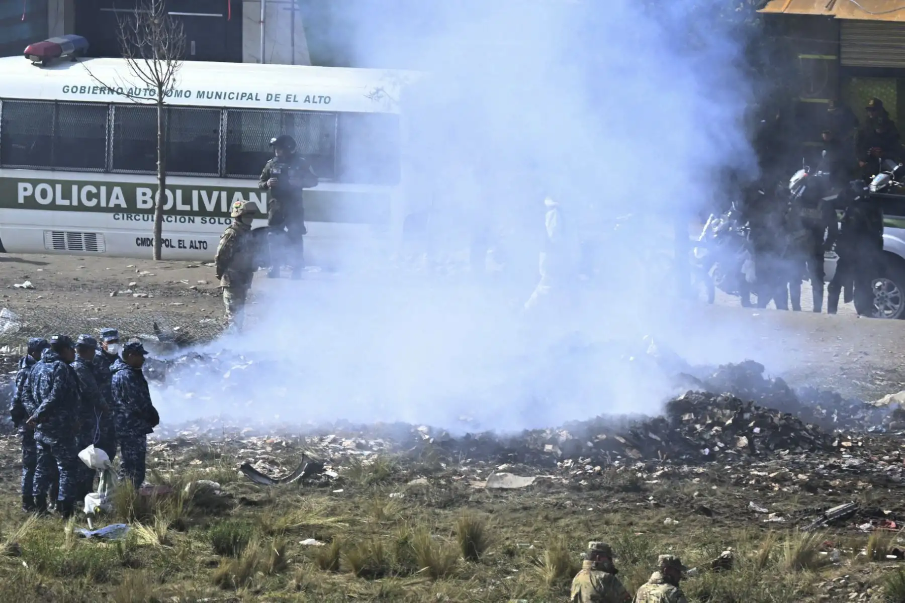 Los agentes de policía bolivianos queman billetes, propiedades del Banco Central de Bolivia, que el avión transportaba y que no tienen valor según las autoridades, en el lugar del accidente del avión Lockheed C-130 (FAB-81) de la Fuerza Aérea Boliviana en El Alto, cerca de La Paz, el 28 de febrero de 2026. Al menos 20 personas murieron el 27 de febrero en un accidente aéreo militar en Bolivia que transportaba efectivo y se estrellaron mientras aterrizaba en el aeropuerto de El Alto, cerca de La Paz, informa