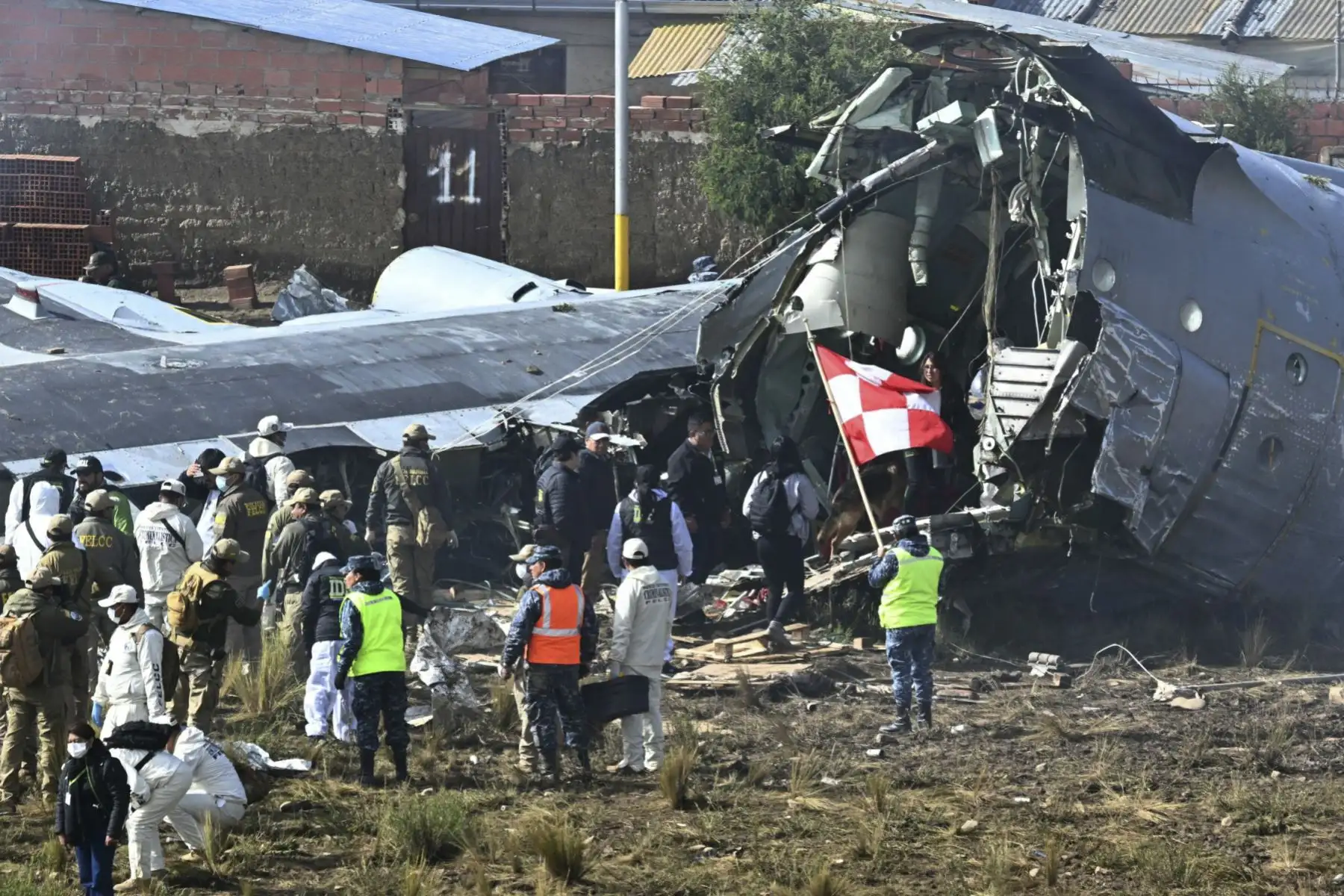Equipos de rescate, personal militar y oficiales forenses trabajan en el lugar del accidente del avión Lockheed C-130 de la Fuerza Aérea Boliviana (FAB-81) en El Alto, cerca de La Paz, el 28 de febrero de 2026. Al menos 20 personas murieron el 27 de febrero en un accidente aéreo militar en Bolivia que transportaba efectivo y se estrellaron mientras aterrizaba en el aeropuerto de El Alto, cerca de La Paz, informaron las autoridades. (Foto de AIZAR RALDES / AFP)