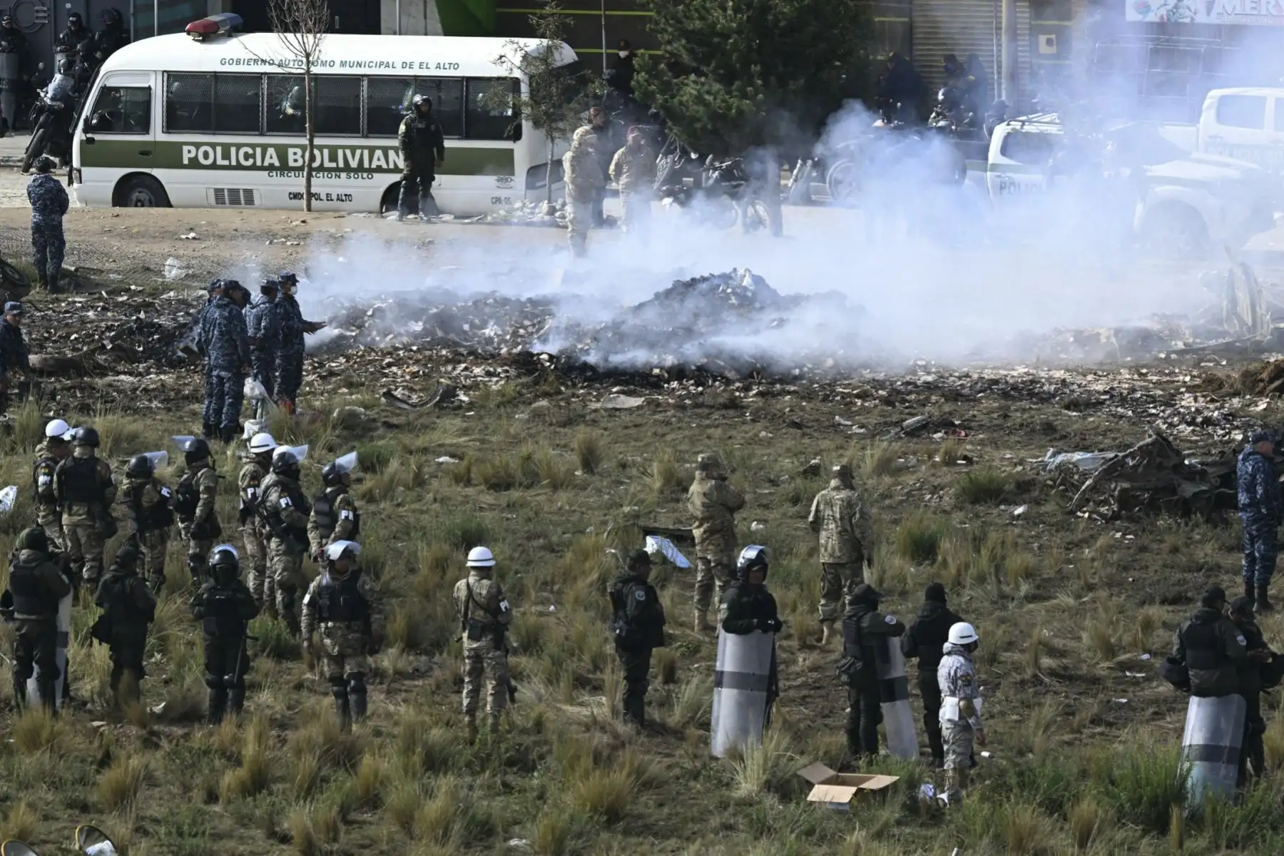 Los agentes de policía bolivianos queman billetes, propiedades del Banco Central de Bolivia, que el avión transportaba y que no tienen valor según las autoridades, en el lugar del accidente del avión Lockheed C-130 (FAB-81) de la Fuerza Aérea Boliviana en El Alto, cerca de La Paz, el 28 de febrero de 2026. Al menos 20 personas murieron el 27 de febrero en un accidente aéreo militar en Bolivia que transportaba efectivo y se estrellaron mientras aterrizaba en el aeropuerto de El Alto, cerca de La Paz, informa