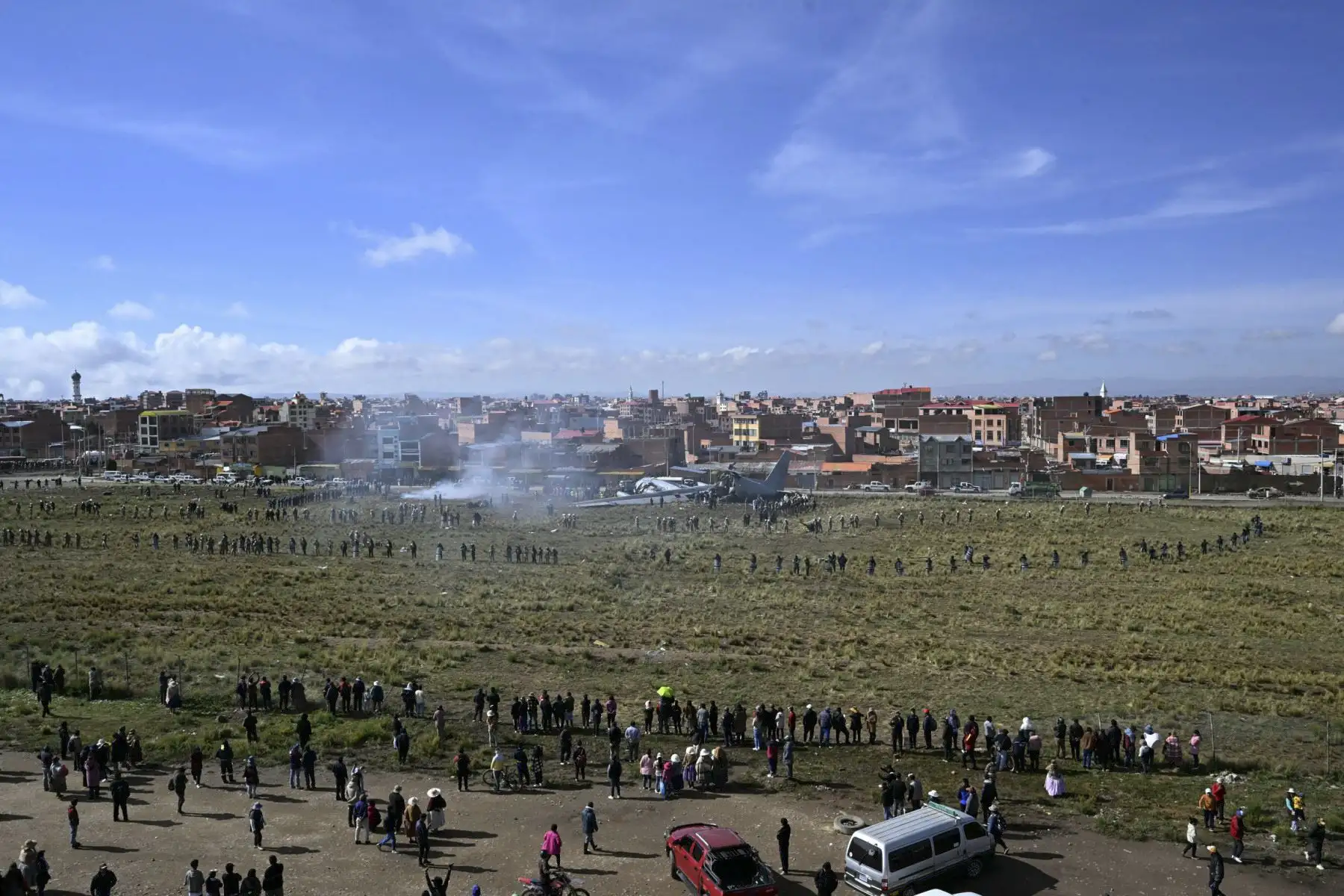 Equipos de rescate, personal militar y oficiales forenses trabajan en el lugar del accidente del avión Lockheed C-130 de la Fuerza Aérea Boliviana (FAB-81) en El Alto, cerca de La Paz, el 28 de febrero de 2026. Al menos 20 personas murieron el 27 de febrero en un accidente aéreo militar en Bolivia que transportaba efectivo y se estrellaron mientras aterrizaba en el aeropuerto de El Alto, cerca de La Paz, informaron las autoridades. (Foto de AIZAR RALDES / AFP)
