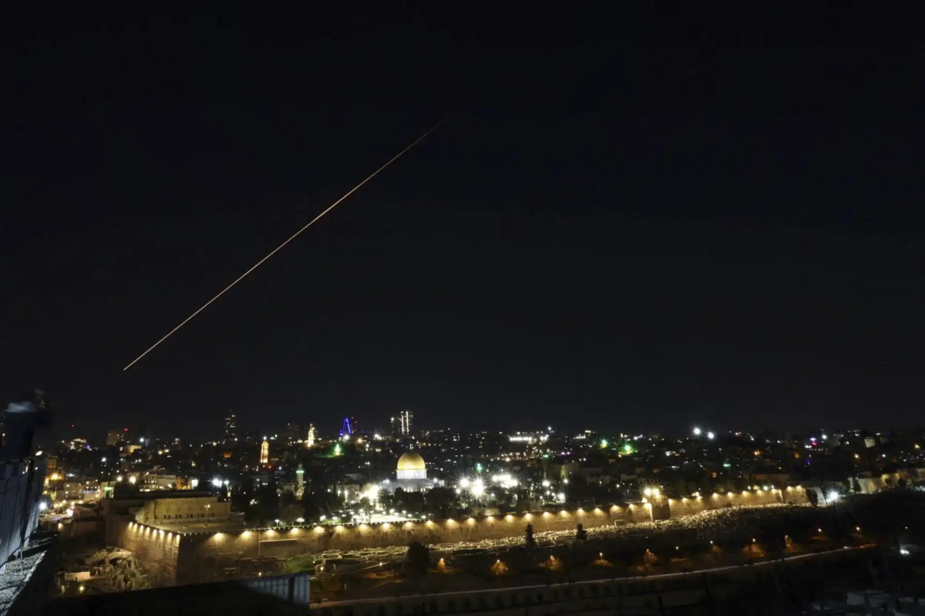 Se ve un proyectil militar en el cielo sobre la Cúpula de la Roca y el Complejo de la Mezquita Al-Aqsa, en la antigua ciudad de Jerusalén el 28 de febrero de 2026. Estados Unidos e Israel lanzaron ataques contra Irán el 28 de febrero, y la emisora pública de Israel informó que el líder supremo iraní había sido atacado, ya que la República Islámica tomó represalias con aluvión de misiles contra los estados del Golfo e Israel. (Foto de AHMAD GHARABLI / AFP)