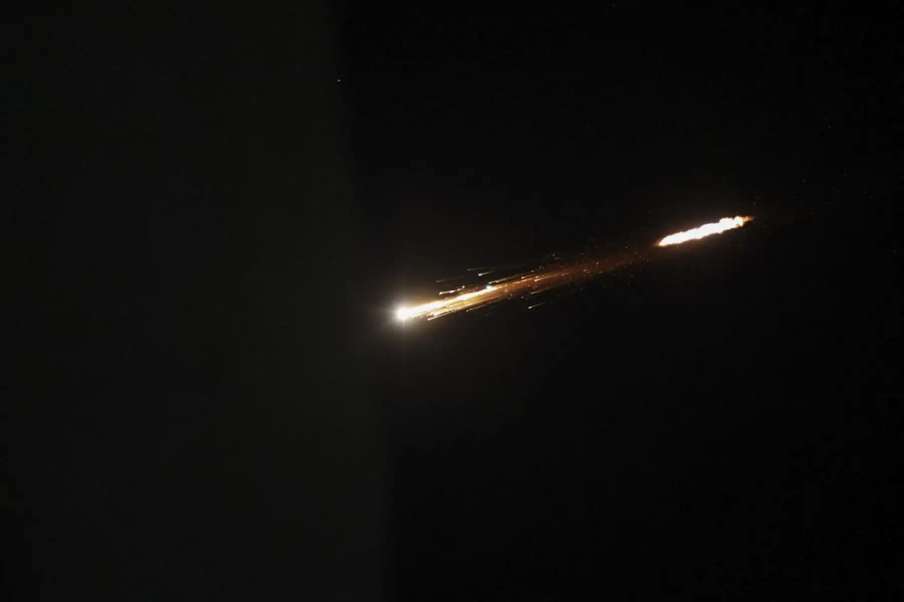 Una imagen muestra un proyectil iraní arrastrando el cielo sobre la ciudad de Ramallah, en Cisjordania ocupada por Israel, el 28 de febrero de 2026. Estados Unidos e Israel lanzaron ataques contra Irán el 28 de febrero, y la emisora pública de Israel informó que el líder supremo iraní había sido atacado, ya que la República Islámica tomó represalias con aluvión de misiles contra los estados del Golfo e Israel. (Foto de Zain JAAFAR / AFP)