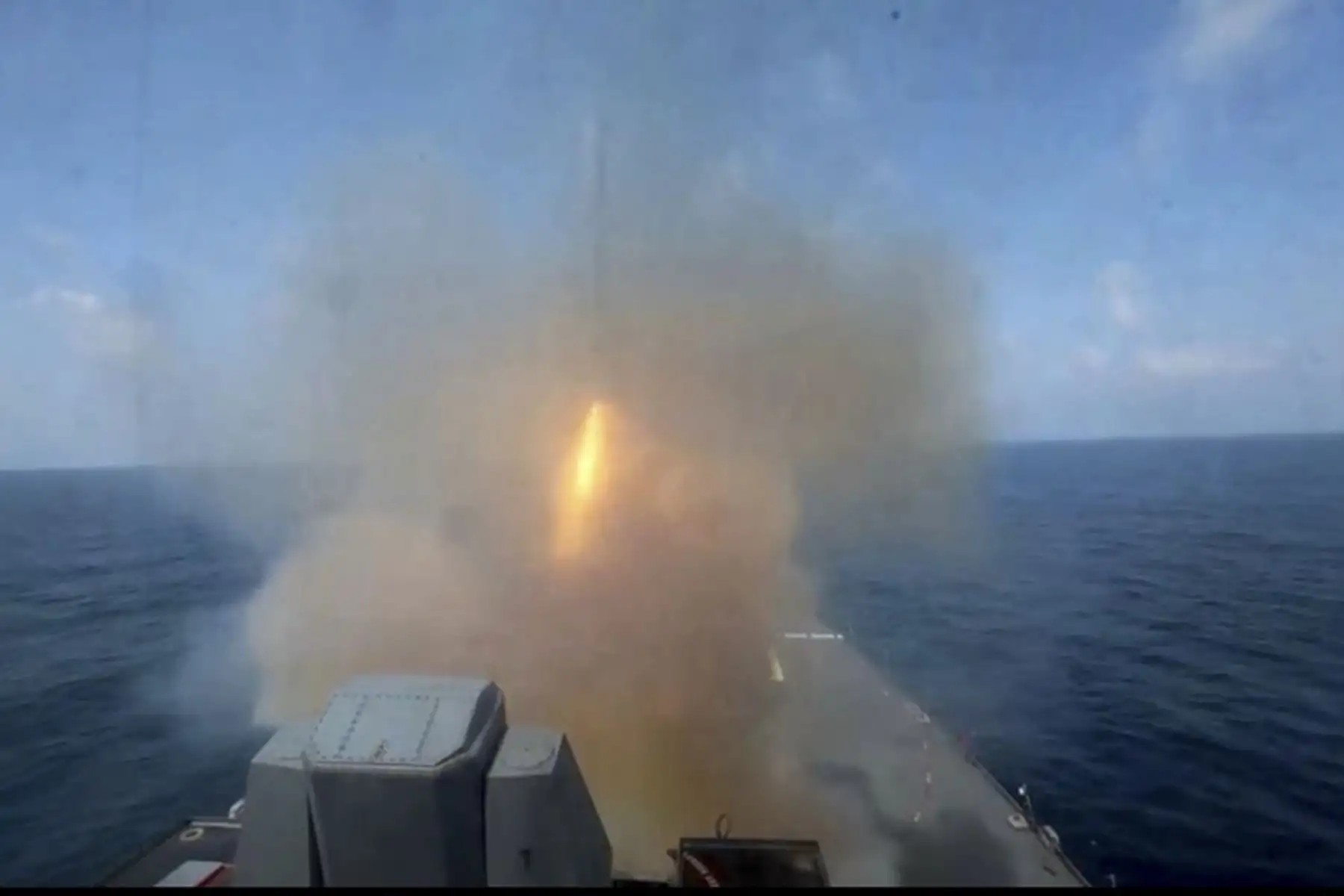 En esta captura de pantalla obtenida el 28 de febrero de 2026 del vídeo publicado por el Comando Central de los Estados Unidos en su cuenta X @CENTCOM muestra el destructor de misiles guiados de la clase Arleigh Burke, el USS Spruance (DDG 111), disparando misiles de ataque a tierra Tomahawk en apoyo de la Operación Epic Fury, desde un lugar no revelado el 28 de febrero de 2026. Estados Unidos e Israel lanzaron una ola de ataques contra objetivos en Irán el 28 de febrero, provocando rápidas represalias por