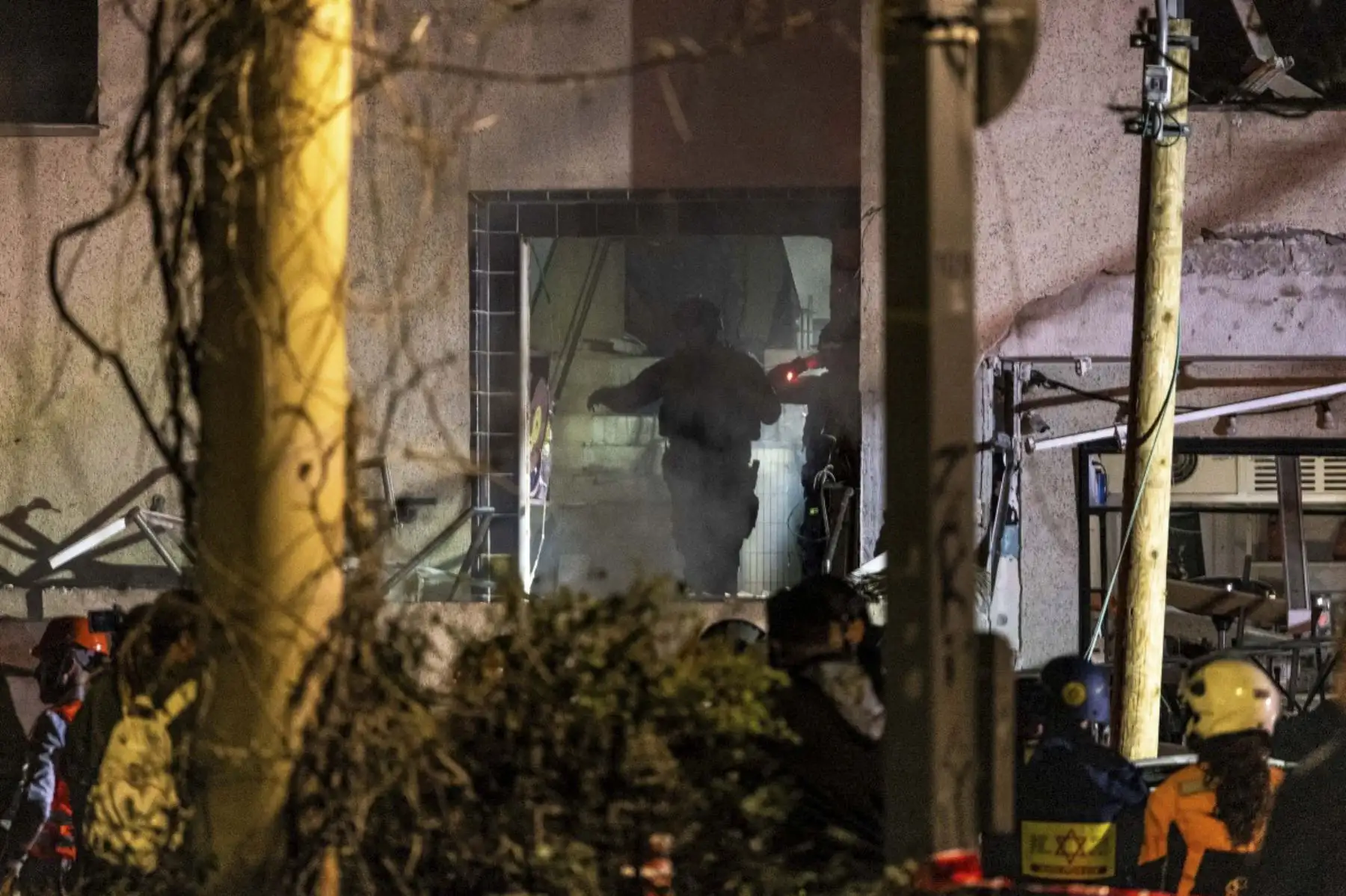 Las fuerzas de seguridad israelíes inspeccionan el lugar de un ataque con misiles iraníes en Tel Aviv el 28 de febrero de 2026. Estados Unidos e Israel lanzaron ataques contra Irán el 28 de febrero, y la emisora pública de Israel informó que el líder supremo iraní había sido atacado, ya que la República Islámica tomó represalias con aluvión de misiles contra los estados del Golfo e Israel. (Foto de JOHN WESSELS / AFP)