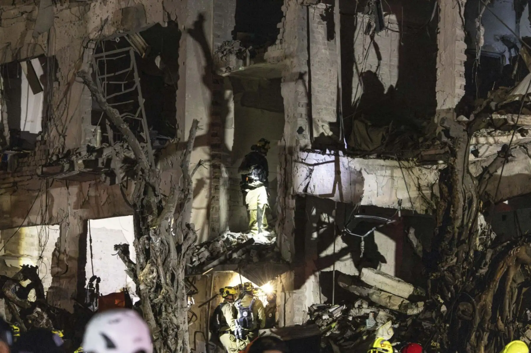 Las fuerzas de seguridad israelíes inspeccionan el lugar de un ataque con misiles iraníes en Tel Aviv el 28 de febrero de 2026. Estados Unidos e Israel lanzaron ataques contra Irán el 28 de febrero, y la emisora pública de Israel informó que el líder supremo iraní había sido atacado, ya que la República Islámica tomó represalias con aluvión de misiles contra los estados del Golfo e Israel. (Foto de JOHN WESSELS / AFP)