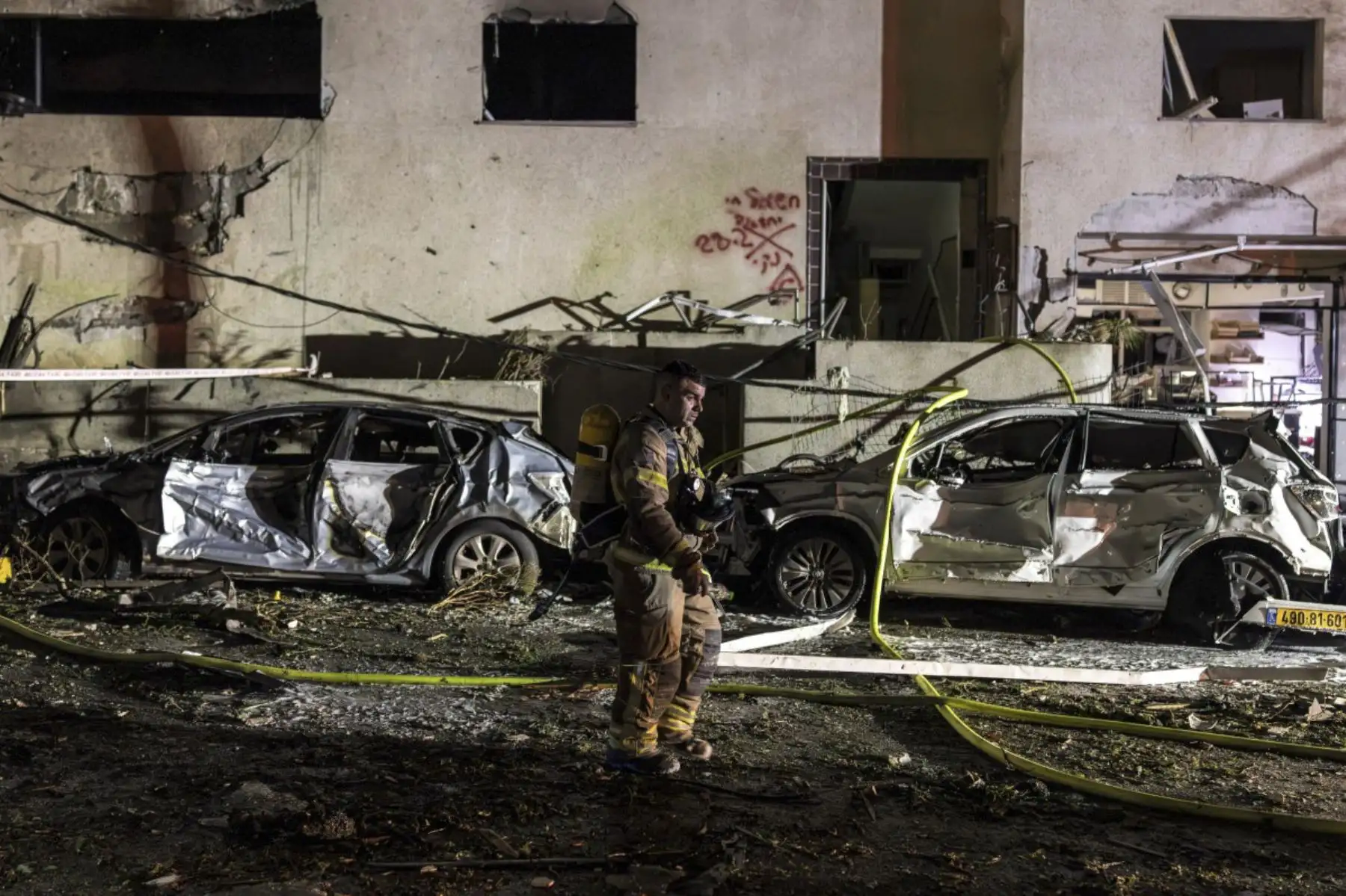 Las fuerzas de seguridad israelíes inspeccionan el lugar de un ataque con misiles iraníes en Tel Aviv el 28 de febrero de 2026. Estados Unidos e Israel lanzaron ataques contra Irán el 28 de febrero, y la emisora pública de Israel informó que el líder supremo iraní había sido atacado, ya que la República Islámica tomó represalias con aluvión de misiles contra los estados del Golfo e Israel. (Foto de JOHN WESSELS / AFP)
