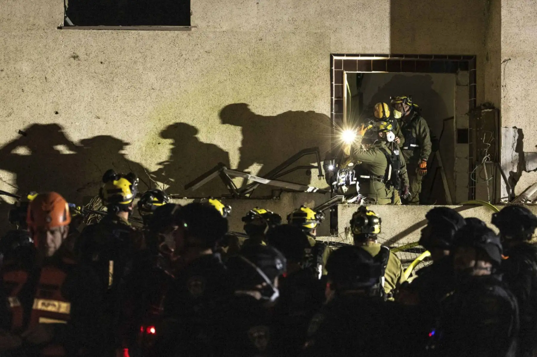 Las fuerzas de seguridad israelíes inspeccionan el lugar de un ataque con misiles iraníes en Tel Aviv el 28 de febrero de 2026. Estados Unidos e Israel lanzaron ataques contra Irán el 28 de febrero, y la emisora pública de Israel informó que el líder supremo iraní había sido atacado, ya que la República Islámica tomó represalias con aluvión de misiles contra los estados del Golfo e Israel. (Foto de JOHN WESSELS / AFP)