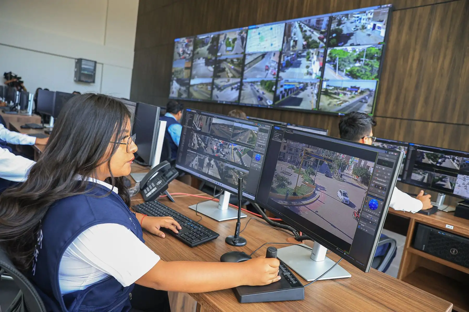 El presidente José María Balcázar inspeccionó la nueva central de videovigilancia del distrito de La Victoria, en Chiclayo, la cual cuenta con 151 cámaras equipadas con inteligencia artificial para la identificación de rostros, placas vehiculares y más. Foto: Presidencia